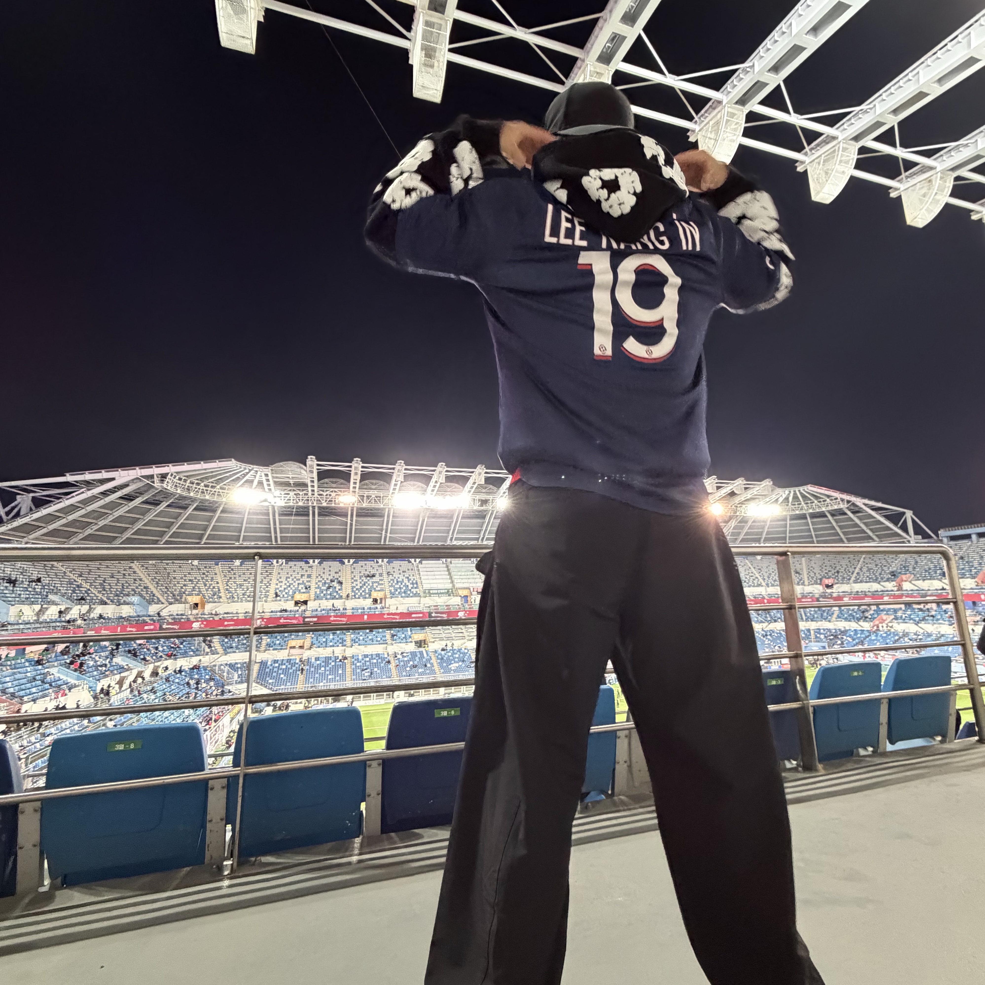 Denim Tears The Cotton Wreath Sweatshirt Black, Nike Paris Saint-Germain 2023/24 Dri-Fit Stadium Home Jersey Midnight Navy (Non Marking Ver.) 착용 스타일 - 2