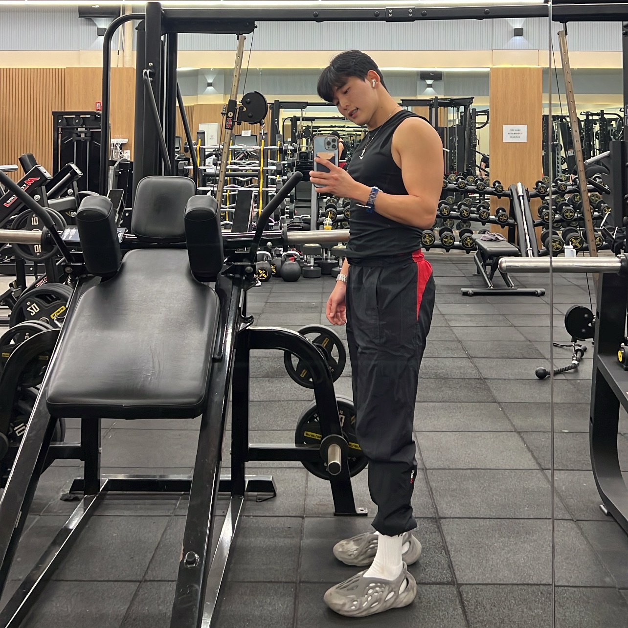 Adidas Yeezy Foam RNNR MX Granite, Nike Total 90 Repel Football Track Pants Black Gym Red - Asia 착용 스타일