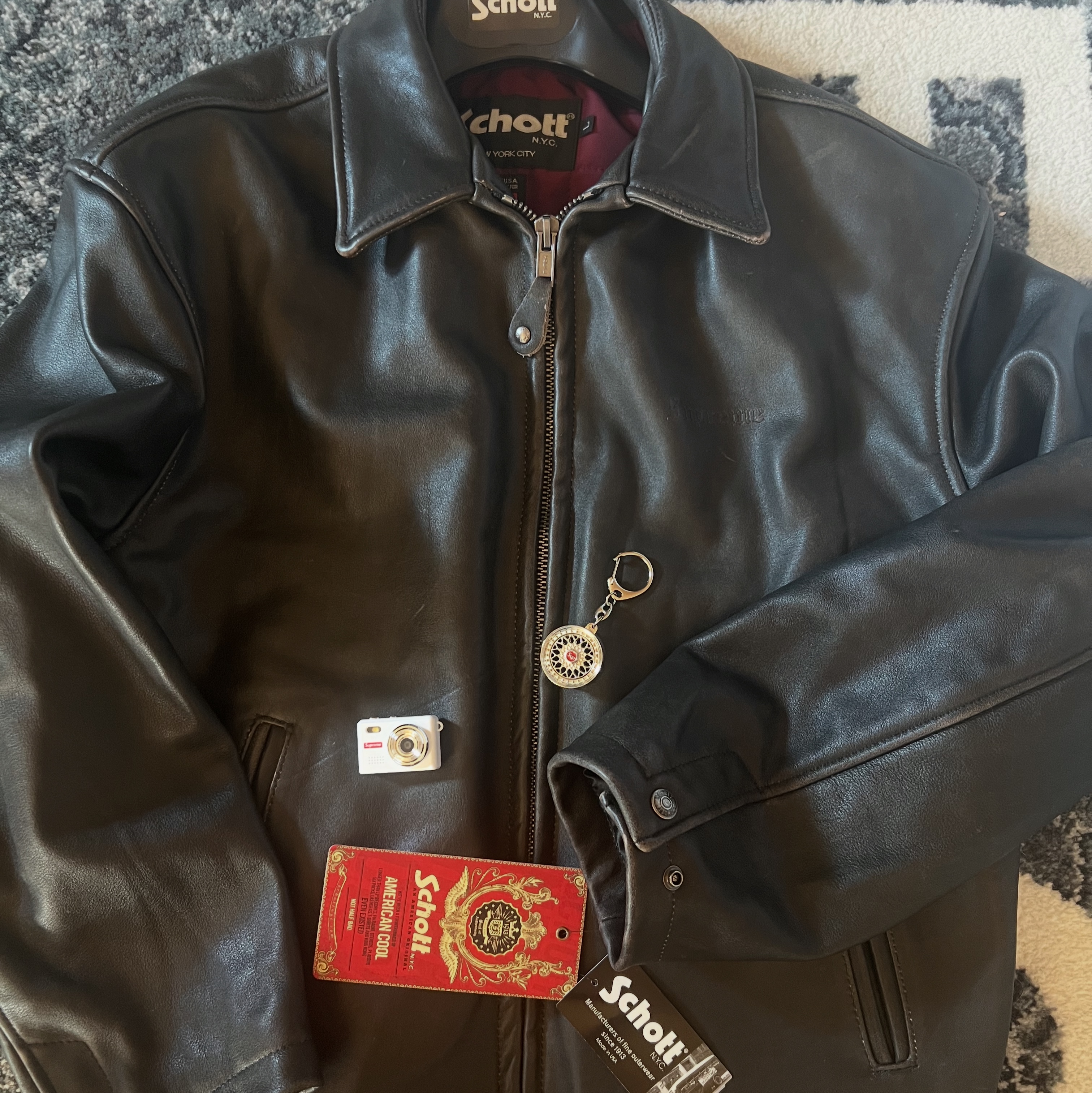 Supreme x Schott Leather Racer Jacket Black - 25FW, Supreme x BBS RS Rim Keychain Chrome - 25FW 착용 스타일
