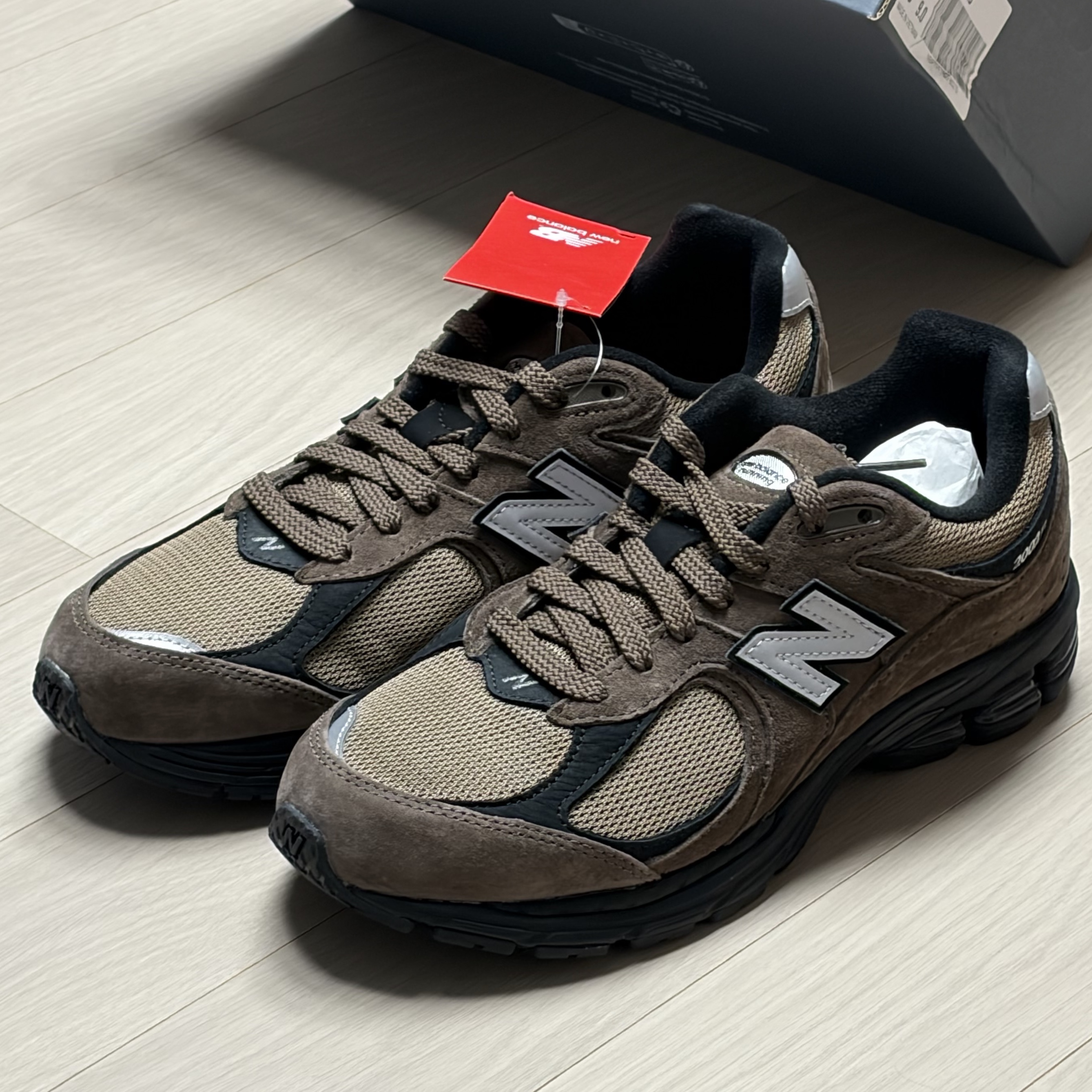 New Balance 2002R Brown Black 착용 스타일