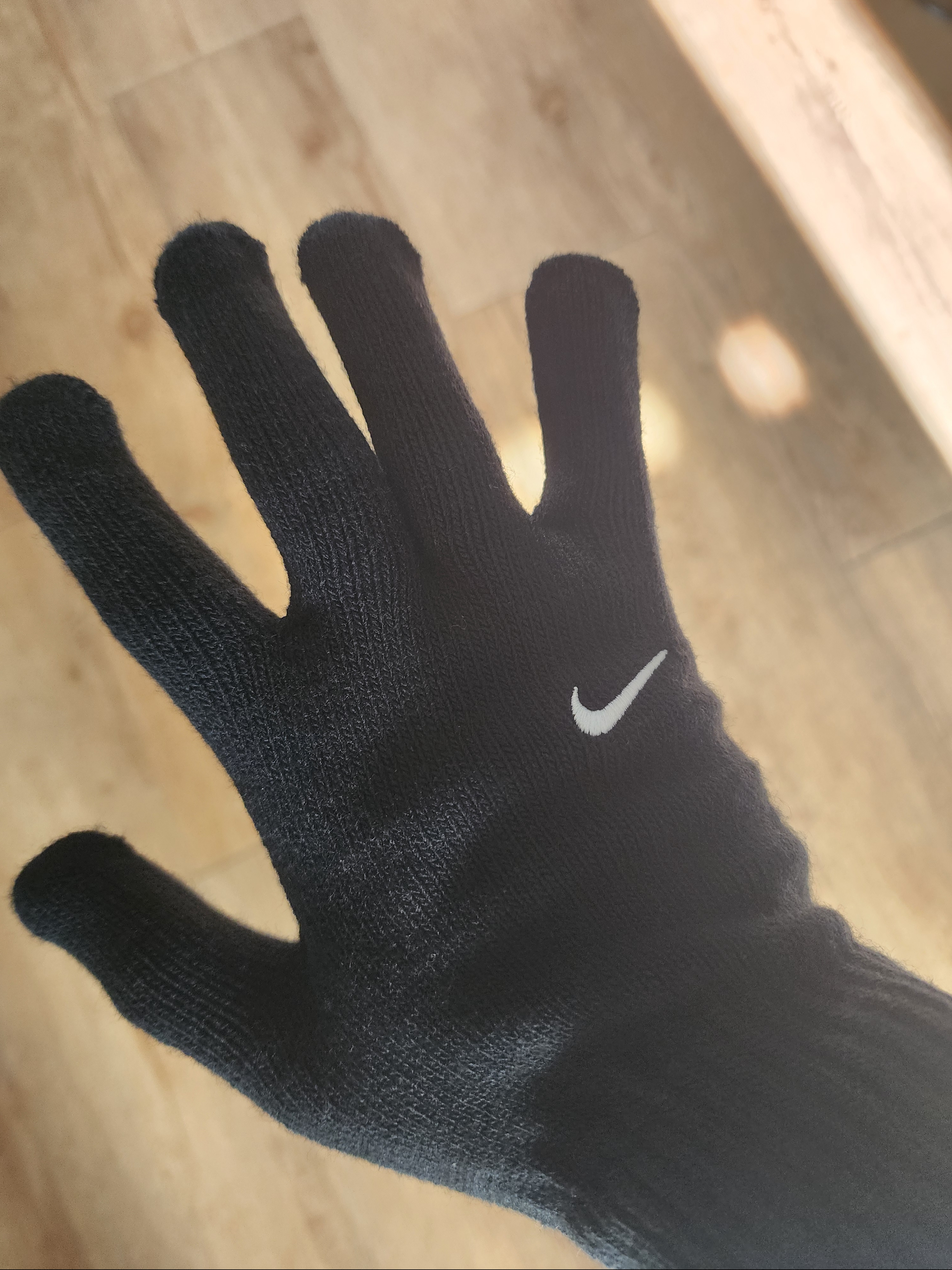 Nike Swoosh Knit Glove 2.0 Black 착용 스타일