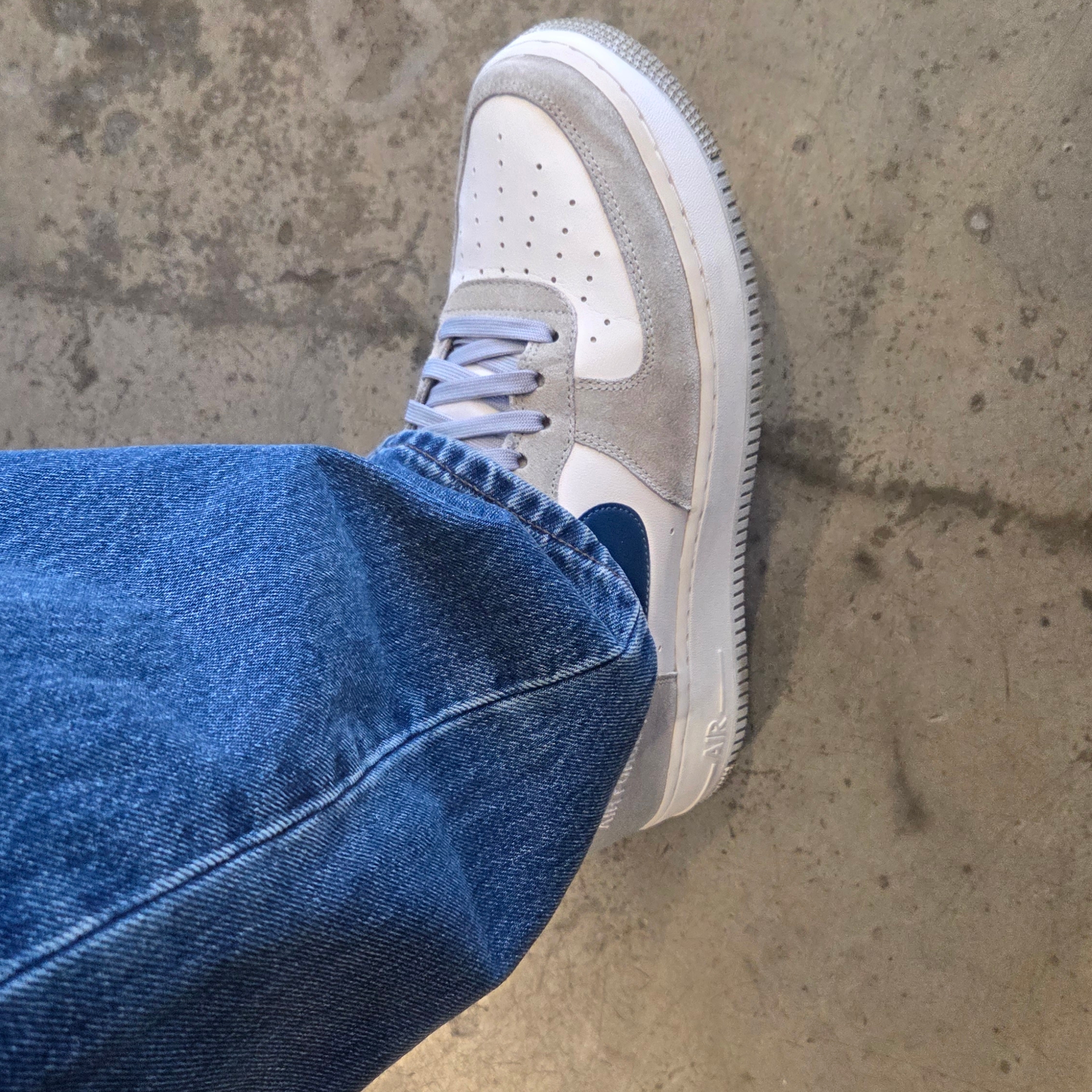Nike Air Force 1 '07 LV8 Athletic Club Light Smoke Grey Marina 착용 스타일