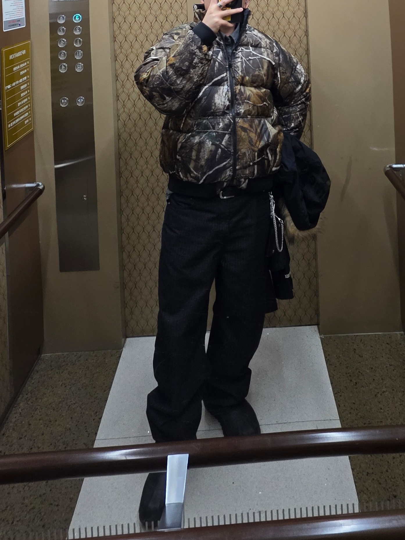 Supreme 2-In-1 Gore-Tex Parka + Reversible 700-Fill Down Liner Jacket Black - 25FW, Supreme Racing Panel Beanie Truetimber Koda Camo - 25FW 착용 스타일 - 3