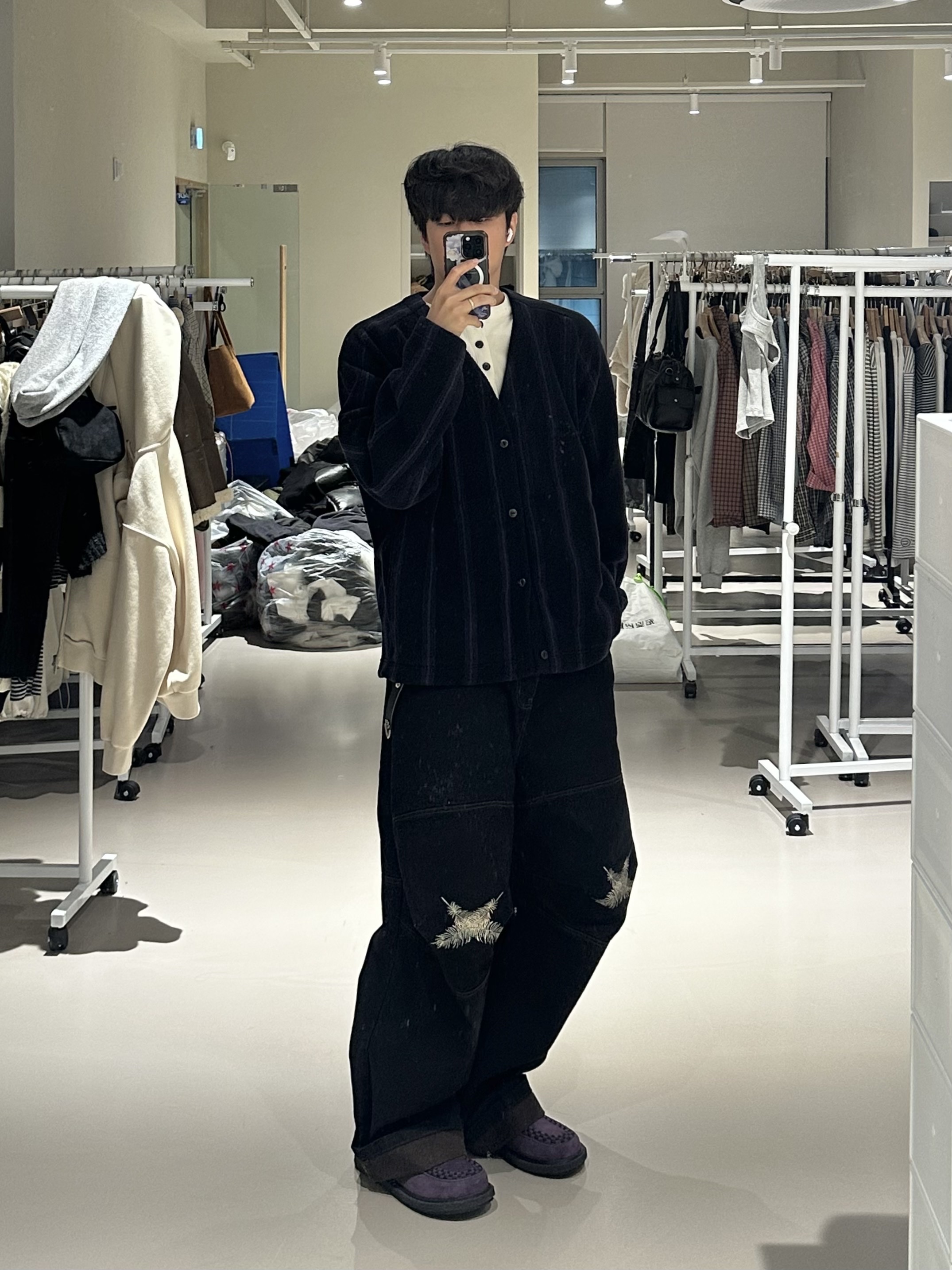 Uniqlo x Needles Fleece Oversized Cardigan Black - KR, Aoiro Ooki Feather Denim Pants Dark Indigo 착용 스타일 - 2