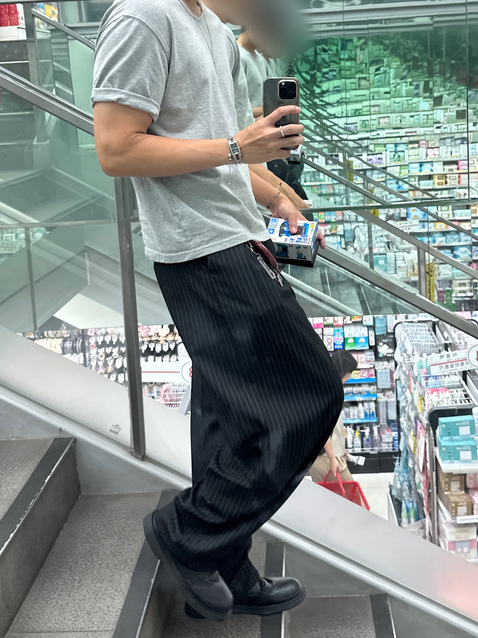 Suade Two Tuck Stripe Slacks Black 착용 스타일