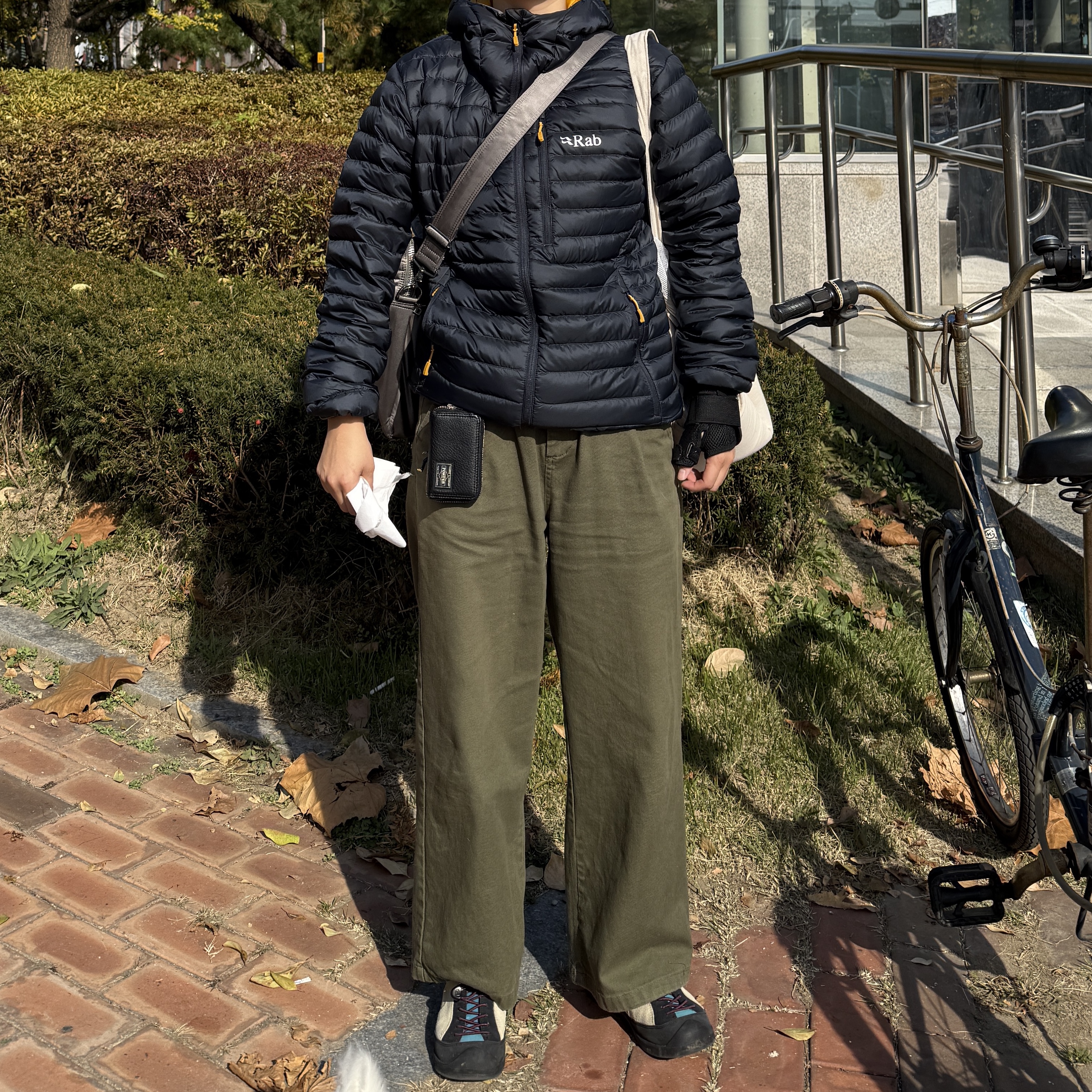 Rab Microlight Alpine Jacket Beluga, (W) Keen Jasper Rocks SP Sneakers Beige 착용 스타일 - 1