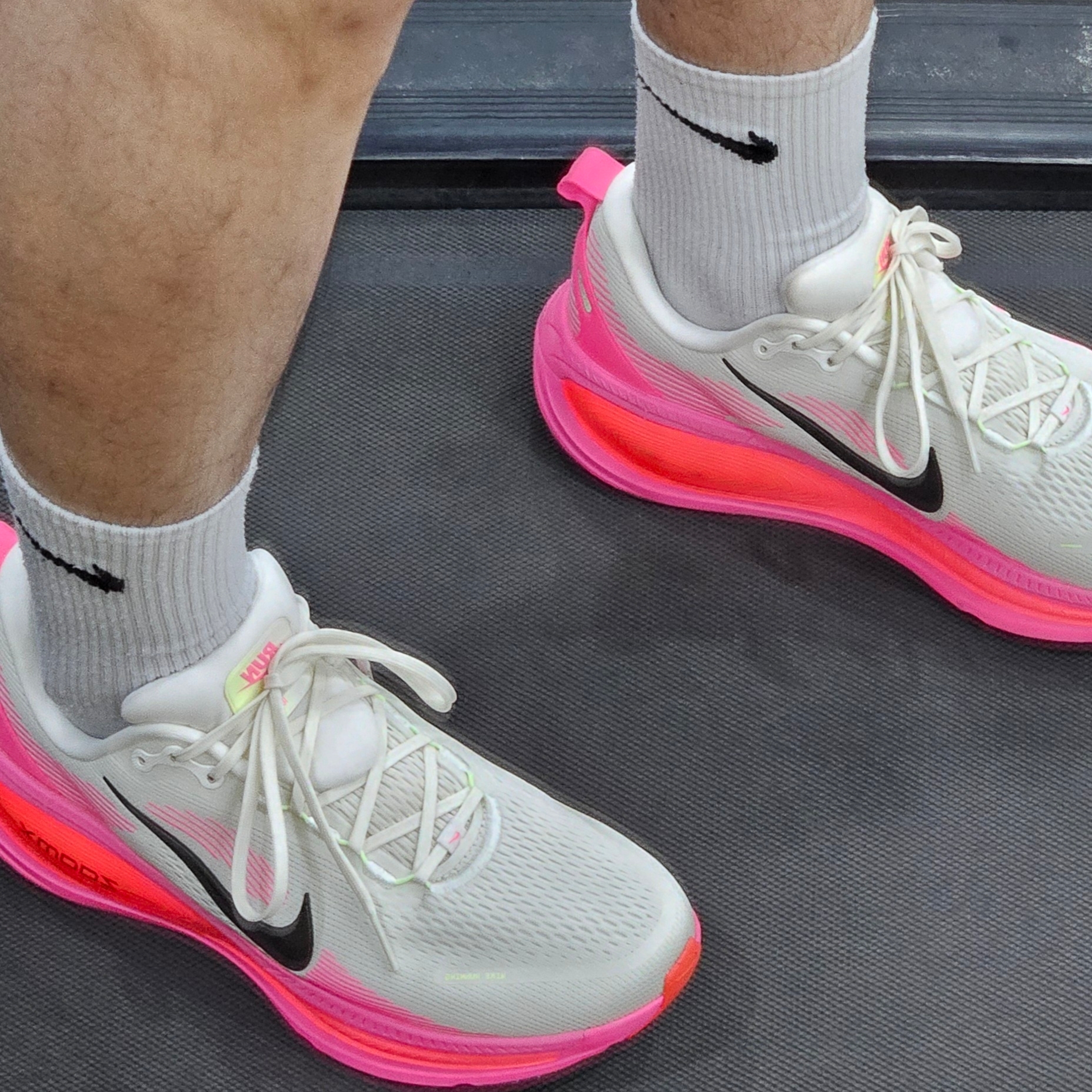 Nike Vomero 18 Sail Hyper Pink 착용 스타일