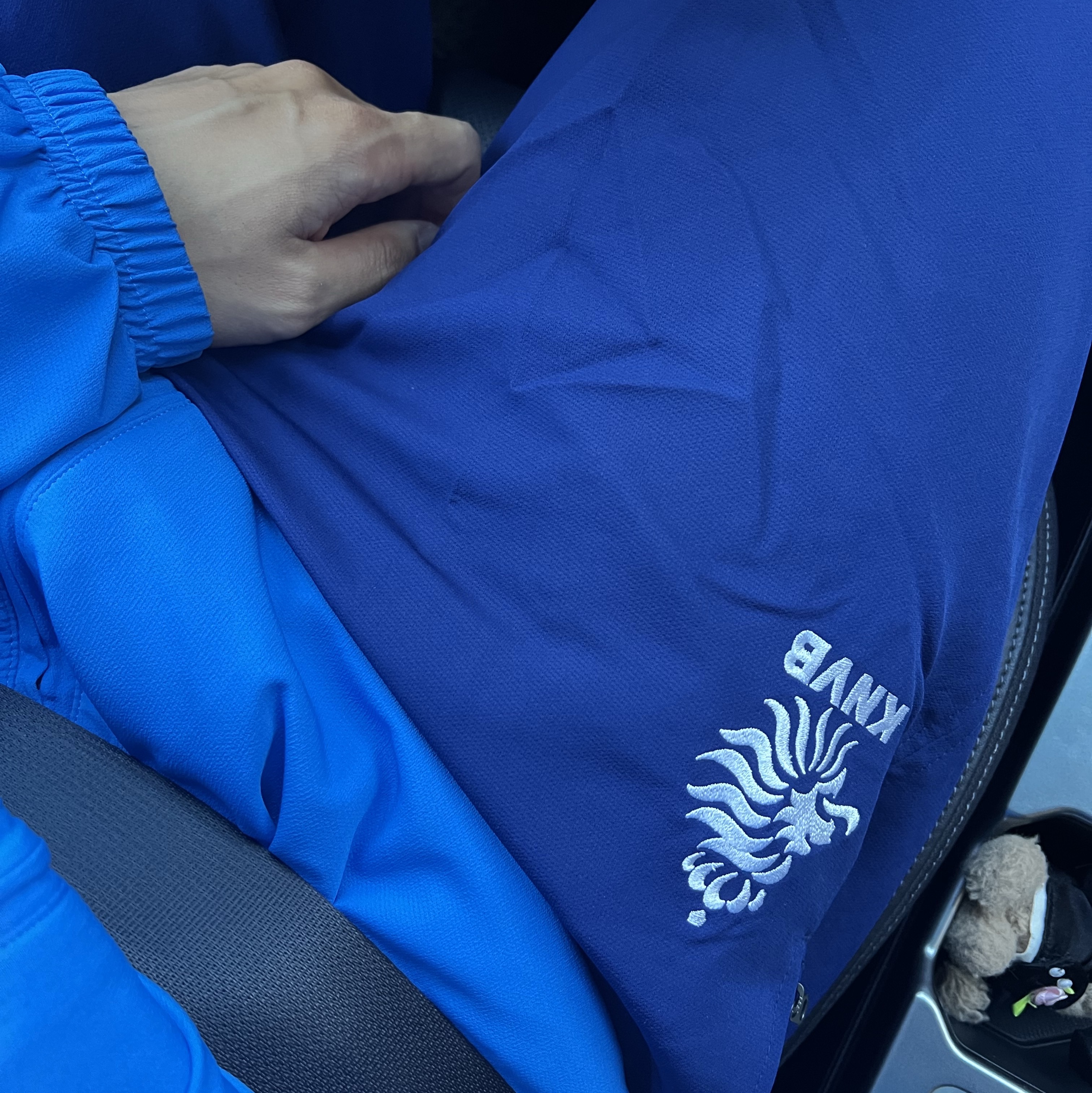 Nike Netherlands 2004 Total 90 Reissue Soccer Replica Track Jacket (HV4438-435), Nike Netherlands 2004 Total 90 Reissue Soccer Replica Track Pants (HV4432-421) 착용 스타일