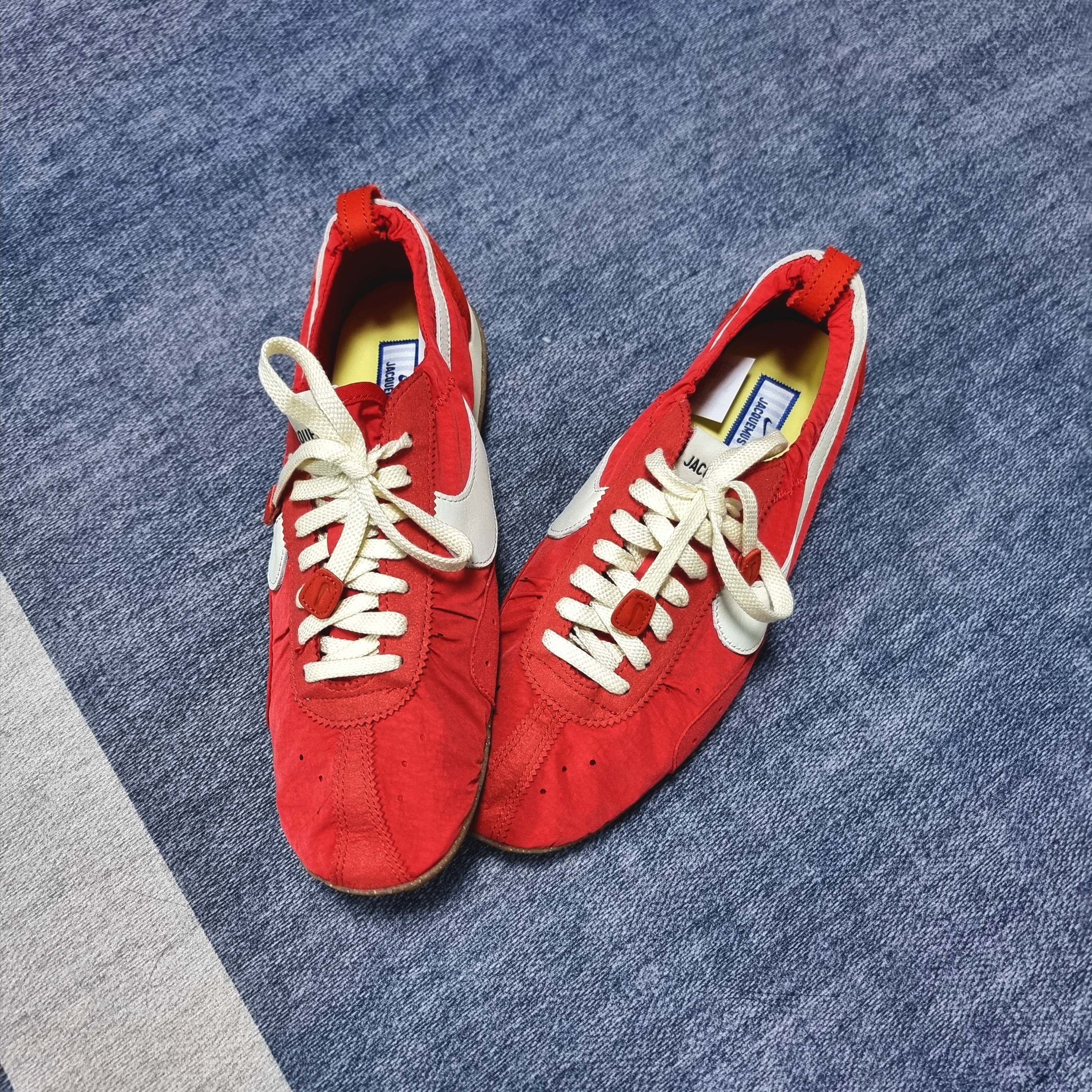 Nike x Jacquemus Moon Shoe SP University Red and Bicycle Yellow 착용 스타일 - 1