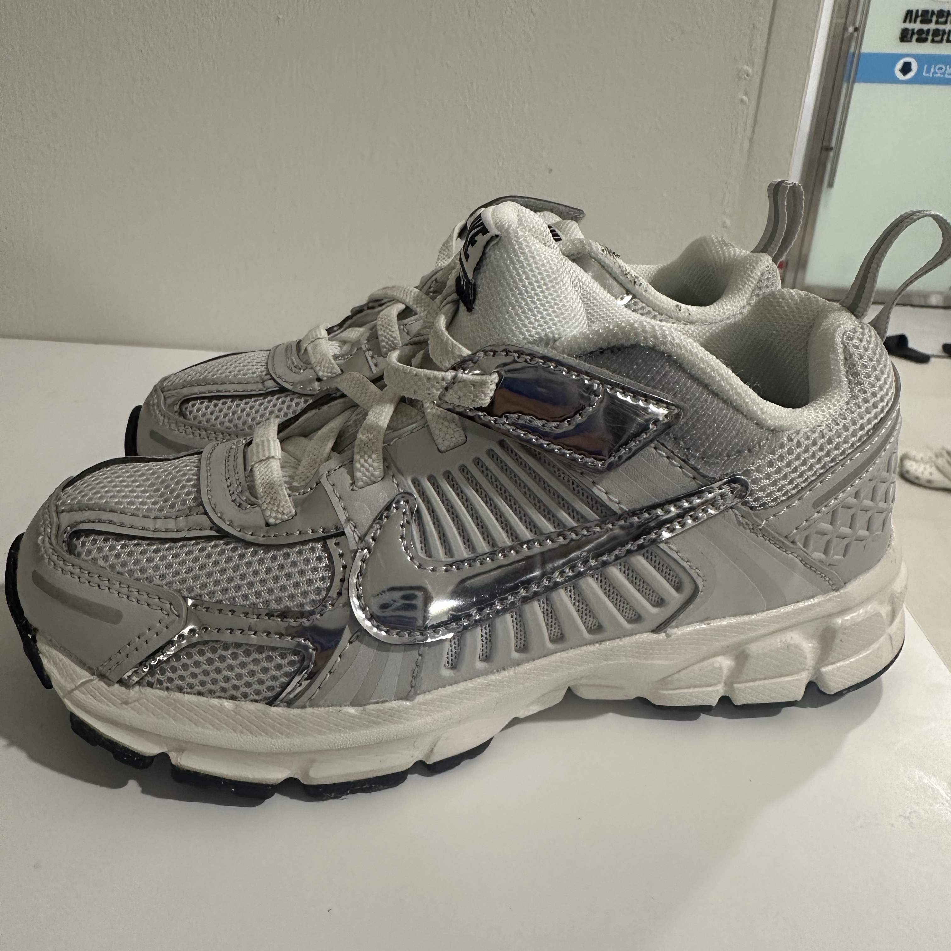 (PS) Nike Vomero 5 Photon Dust Gridiron 착용 스타일 - 1