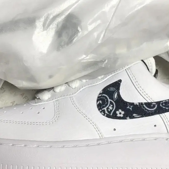 (W) Nike Air Force 1 '07 Essential Paisley Swoosh White Black 착용 스타일