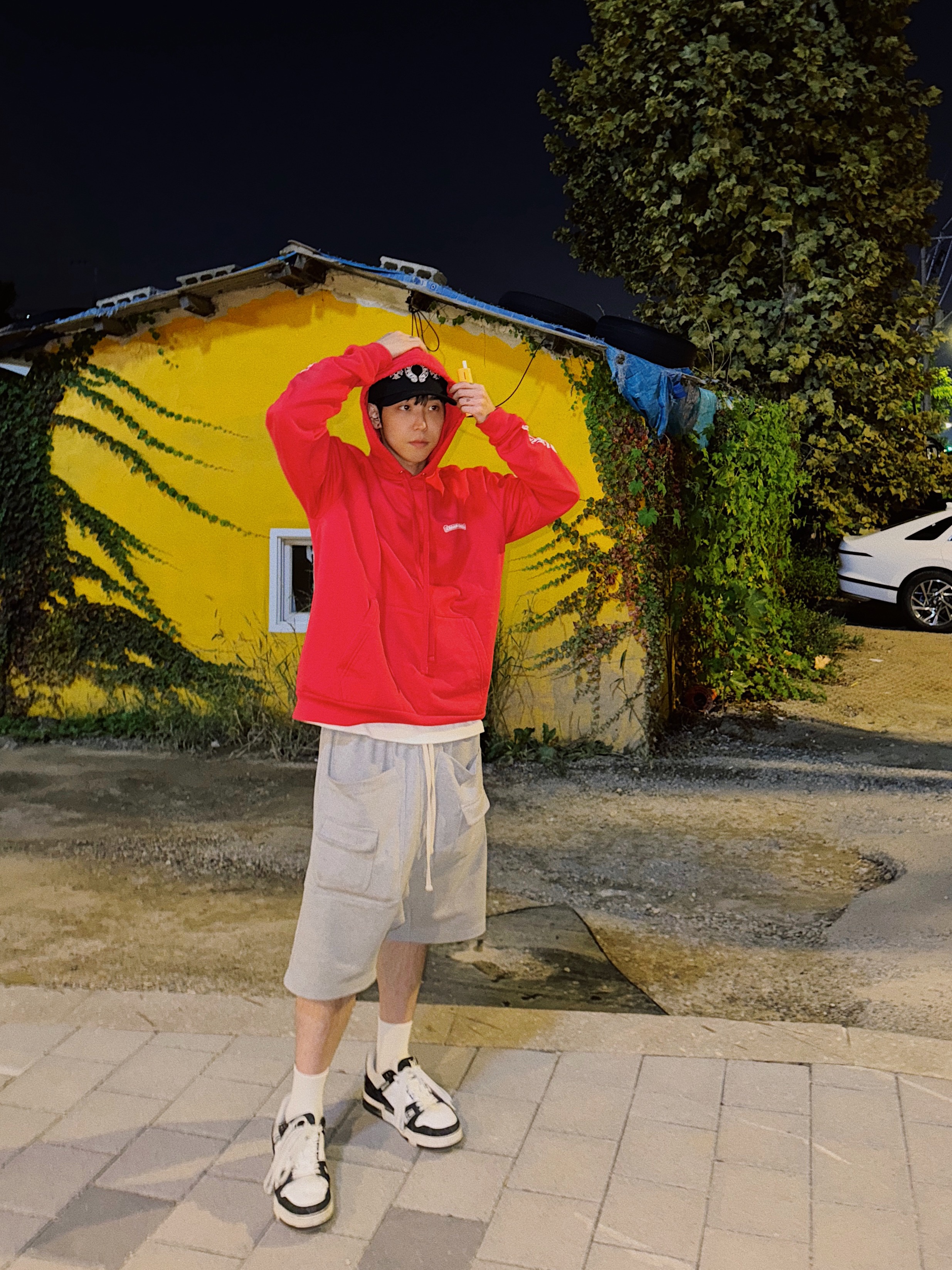 Chrome Hearts Scroll Logo Hoodie Red, Louis Vuitton LV Trainer Sneakers Monogram Denim Black 착용 스타일 - 1