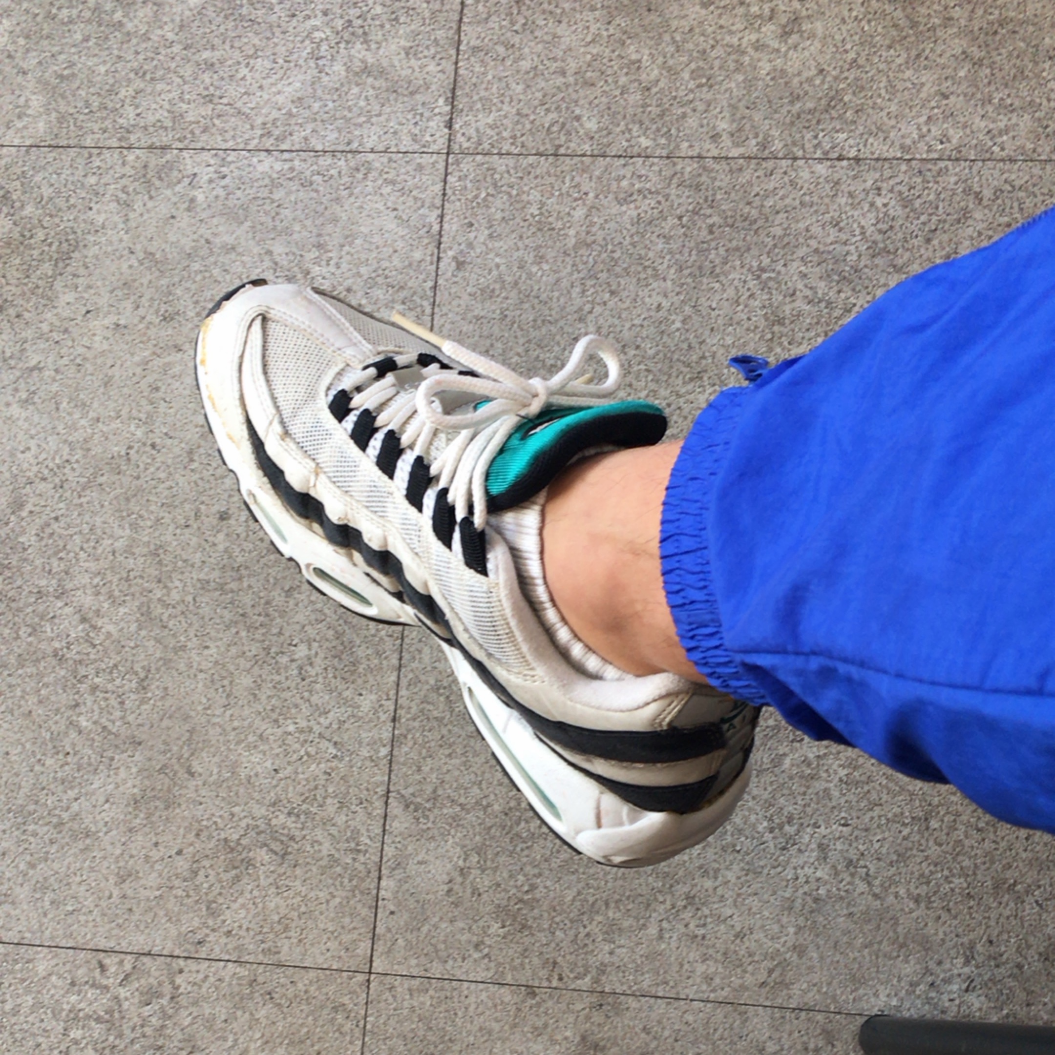 Nike Air Max 95 OG White and Black 착용 스타일