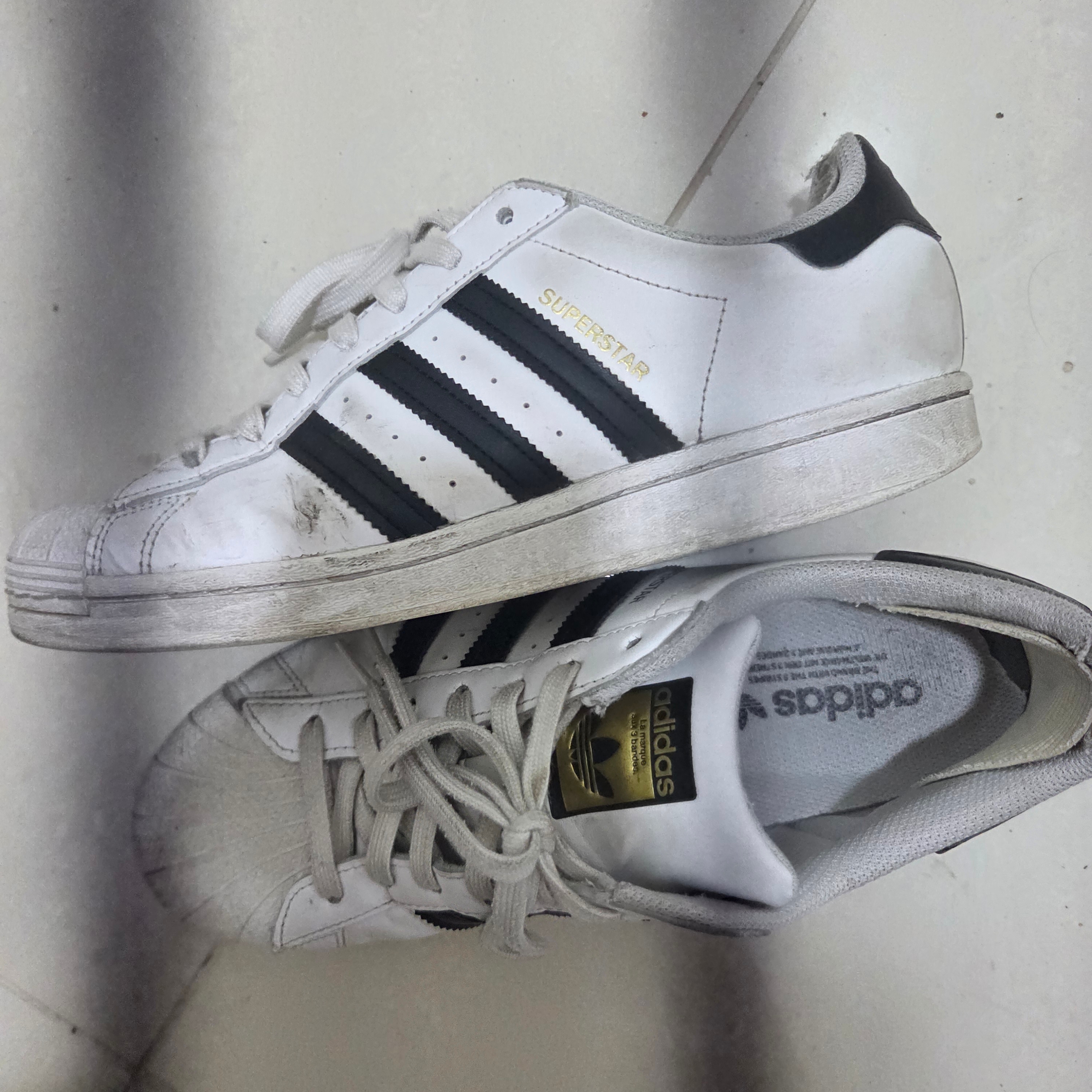 Adidas Superstar White Black 착용 스타일