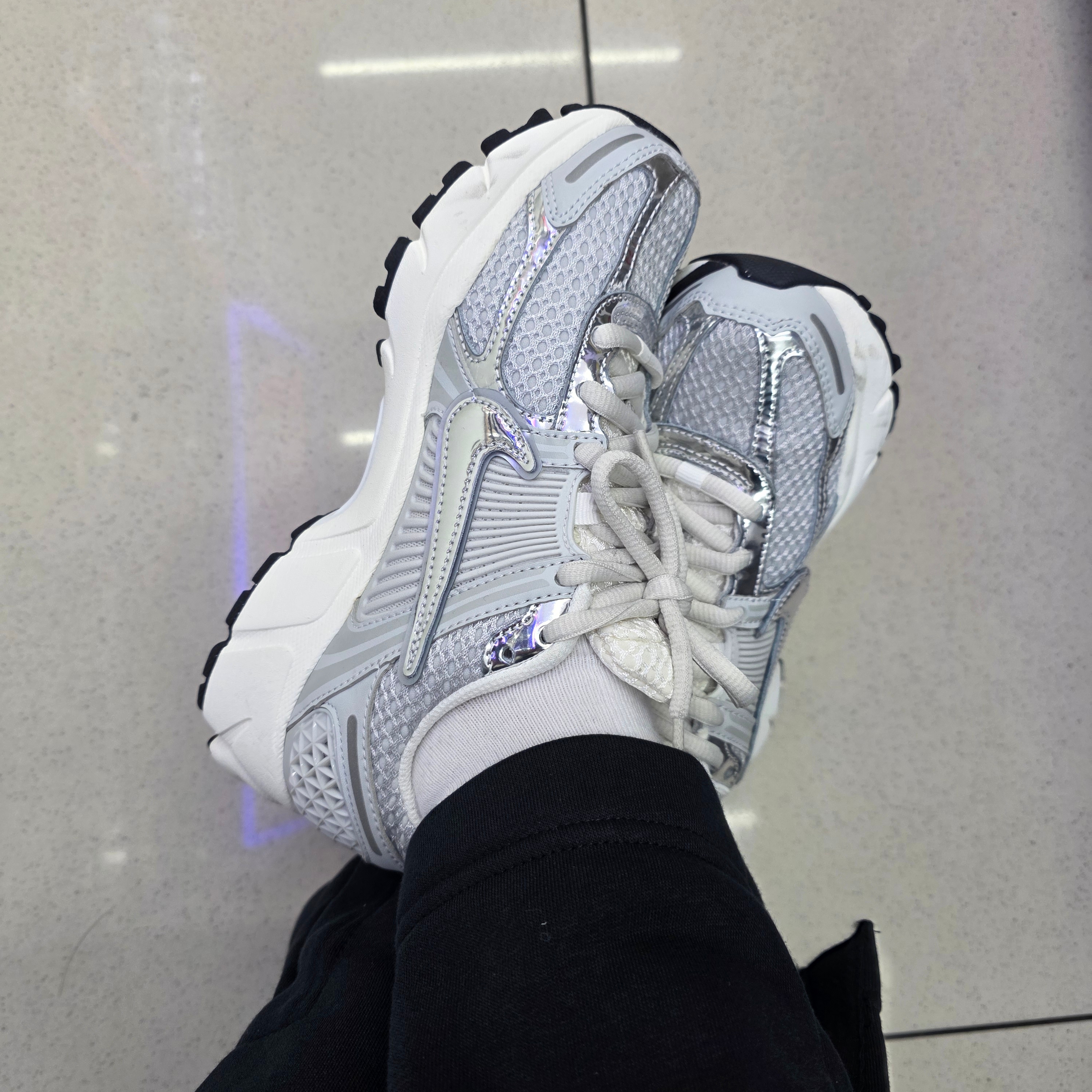 (W) Nike Zoom Vomero 5 Photon Dust and Metallic Silver 착용 스타일