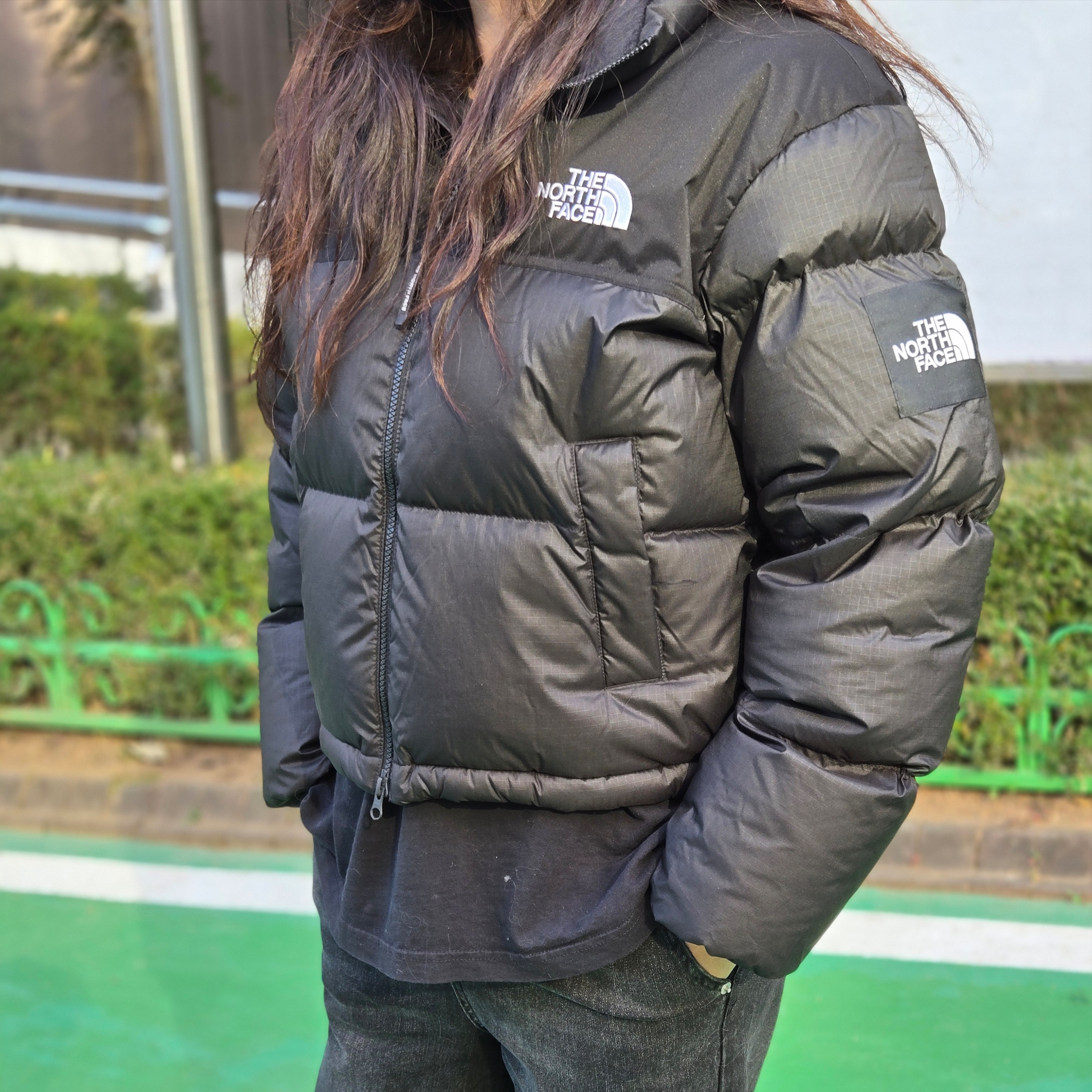 (W) The North Face White Label Novelty Nuptse Down Jacket Real Black 착용 스타일