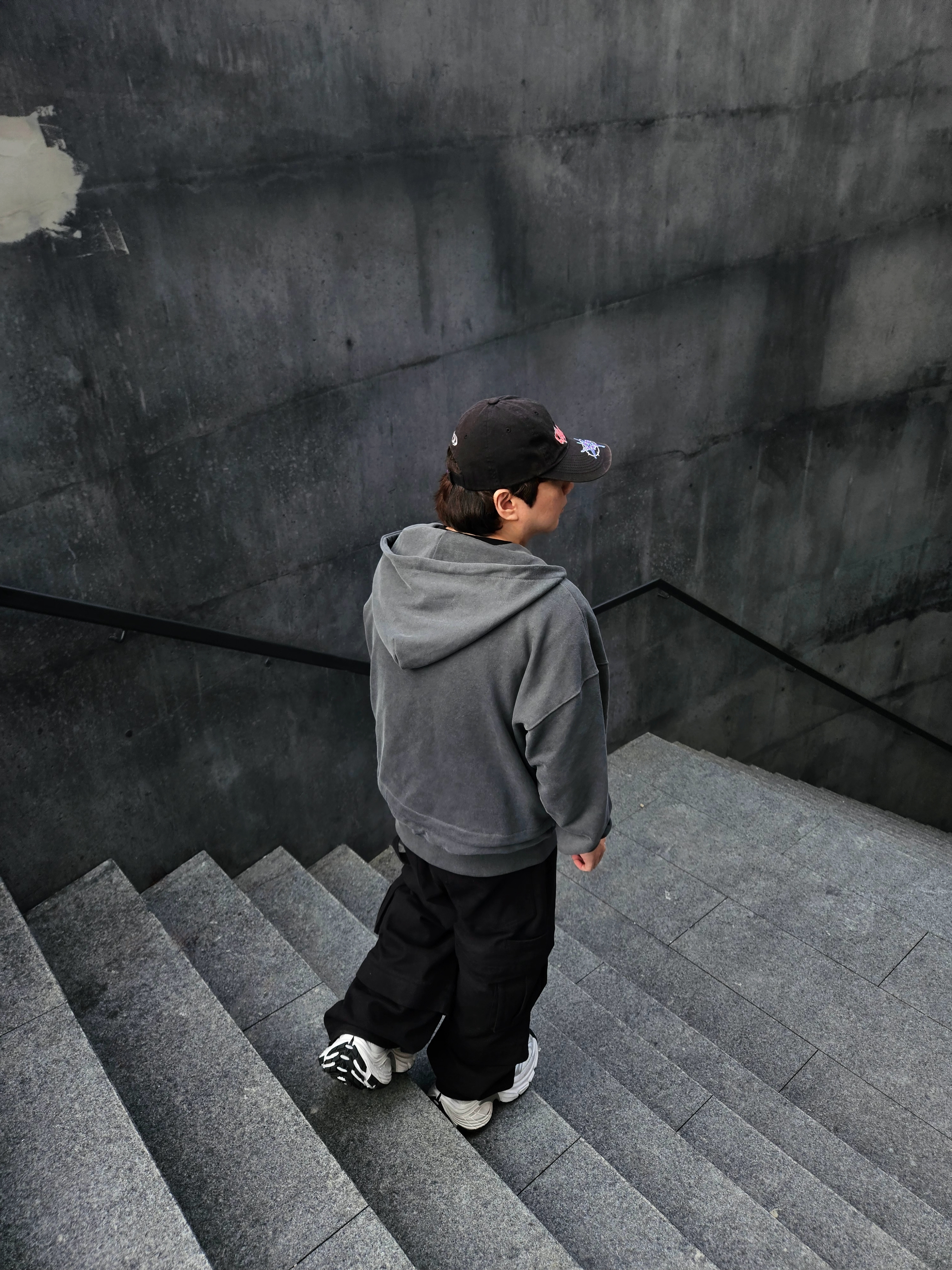 Balenciaga 10XL Sneakers White Grey Silver Black 착용 스타일