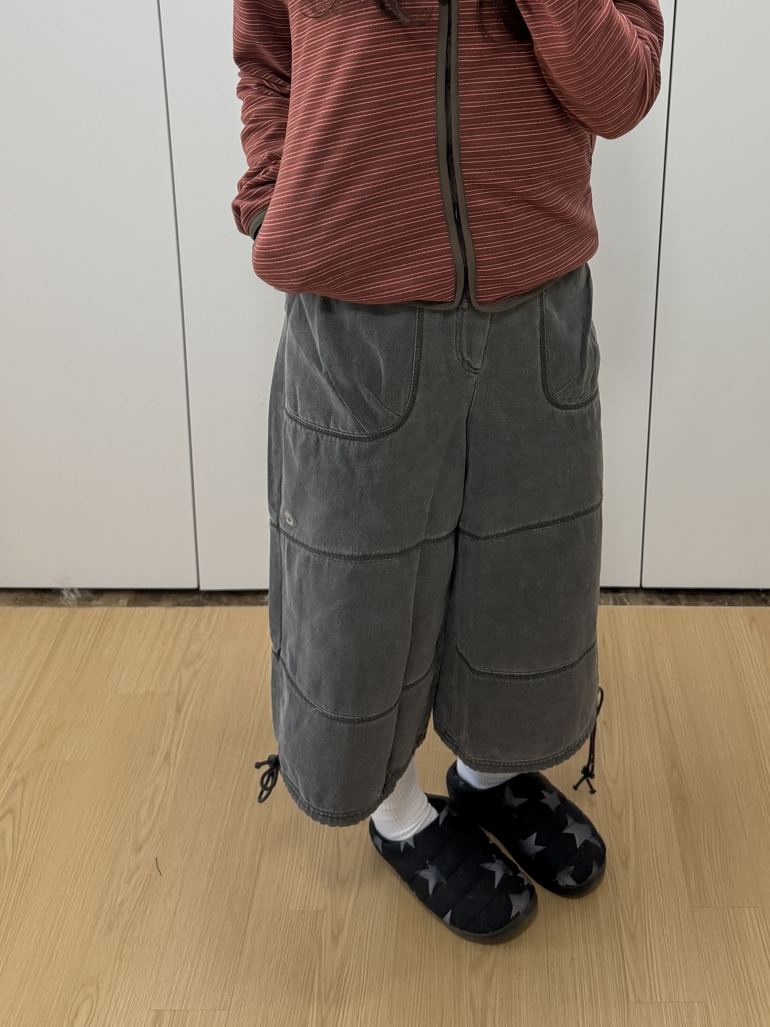 COYSEIO Stripe Fleece Hood Zip-Up Red, COYSEIO Oxford Zigzag Pants Charcoal 착용 스타일