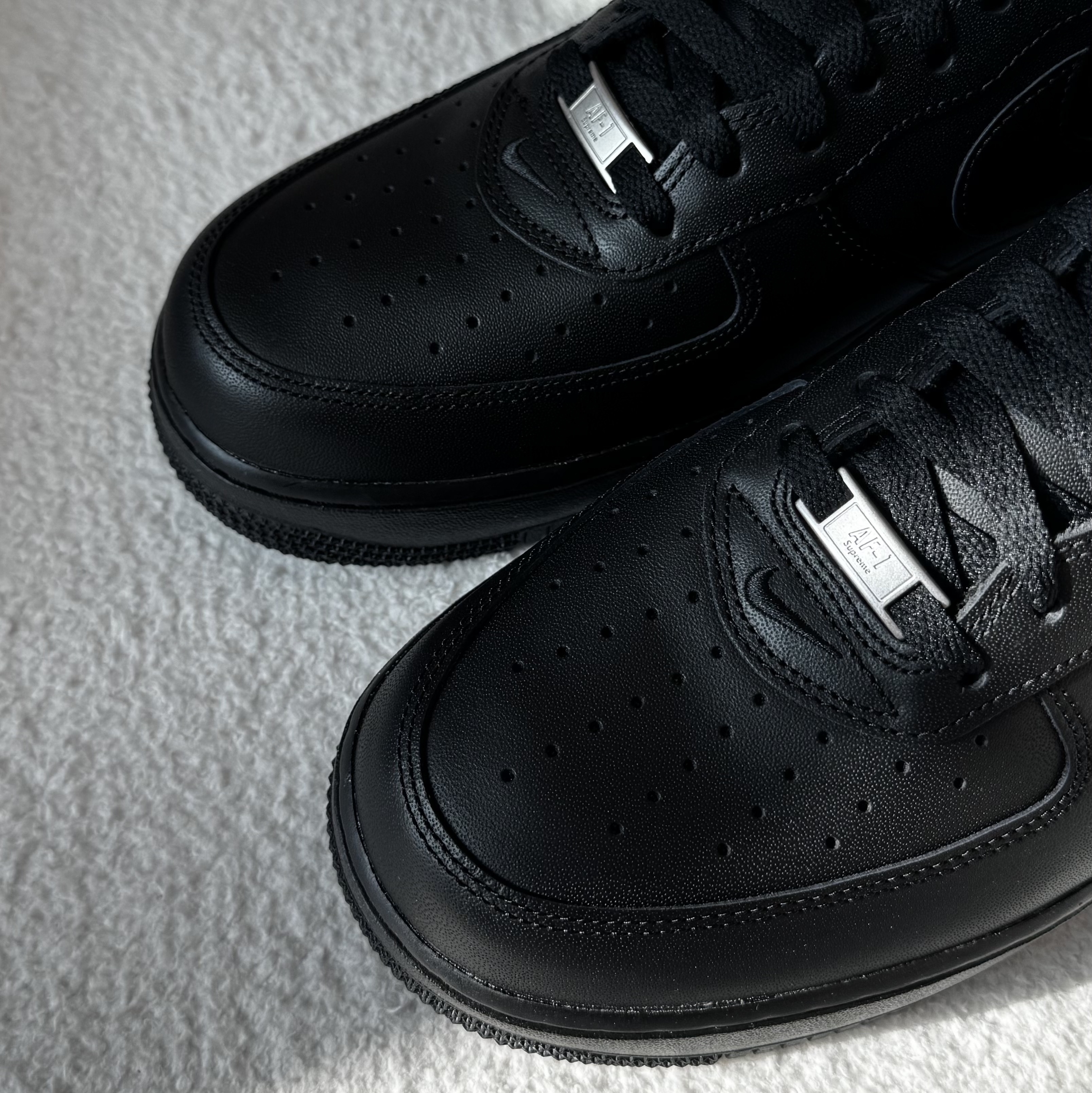 Nike x Supreme Air Force 1 Low Black 착용 스타일