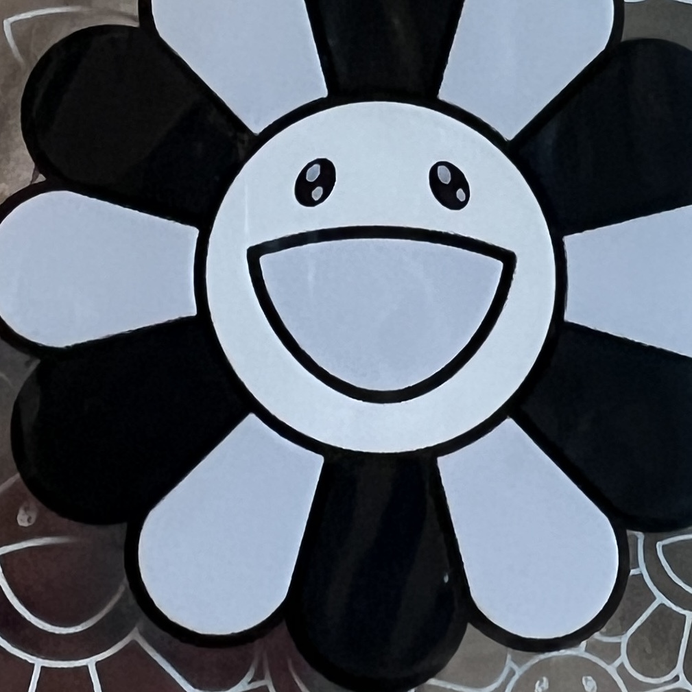 Kaikai Kiki Flower Rubber Keyring Gray Black 착용 스타일