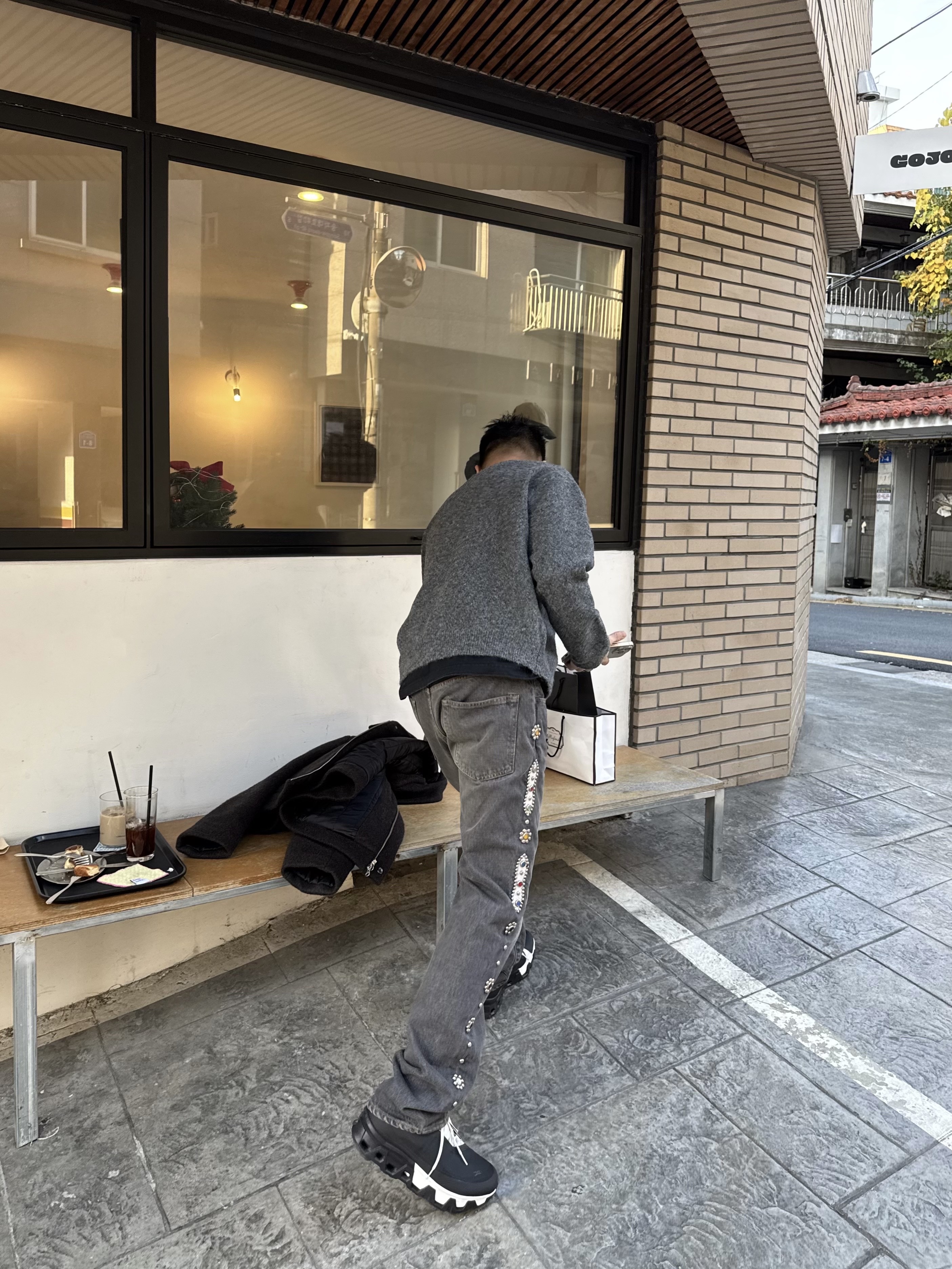 On Running x Post Archive Faction (Paf) Cloudmonster Hyper Black, Kapital 14 oz. Denim 5P Monkey Cisco Gemstone Pants Black 착용 스타일 - 2