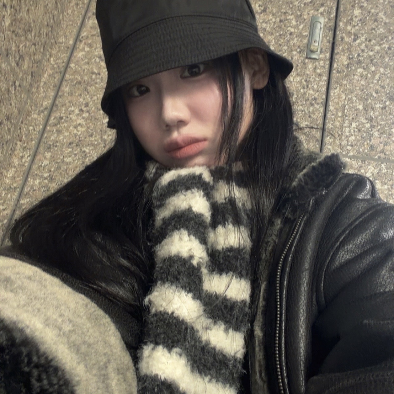 (W) Prada Re-Nylon Bucket Hat Black 착용 스타일 - 2