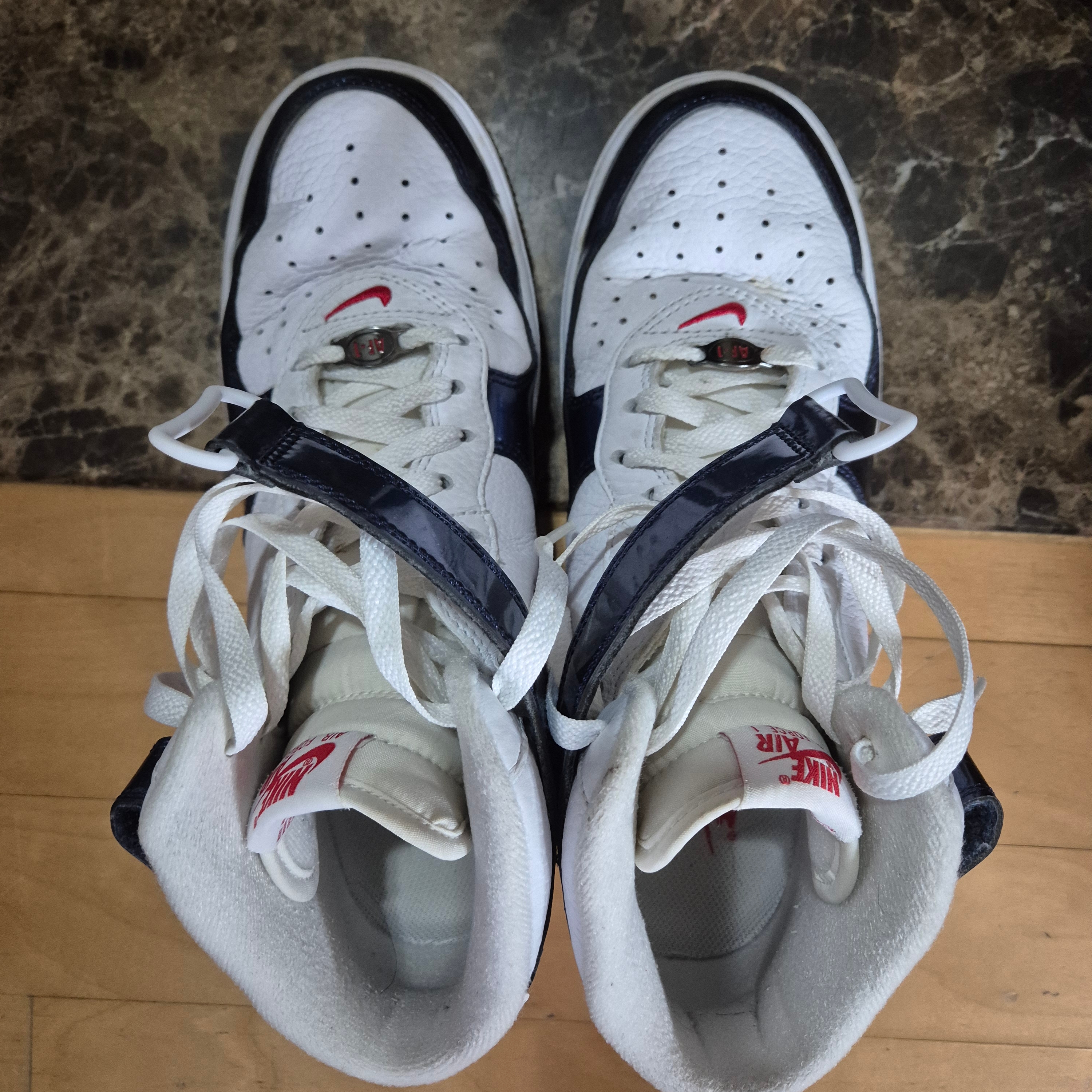 Nike Air Force 1 Mid QS University Red and Midnight Navy 착용 스타일