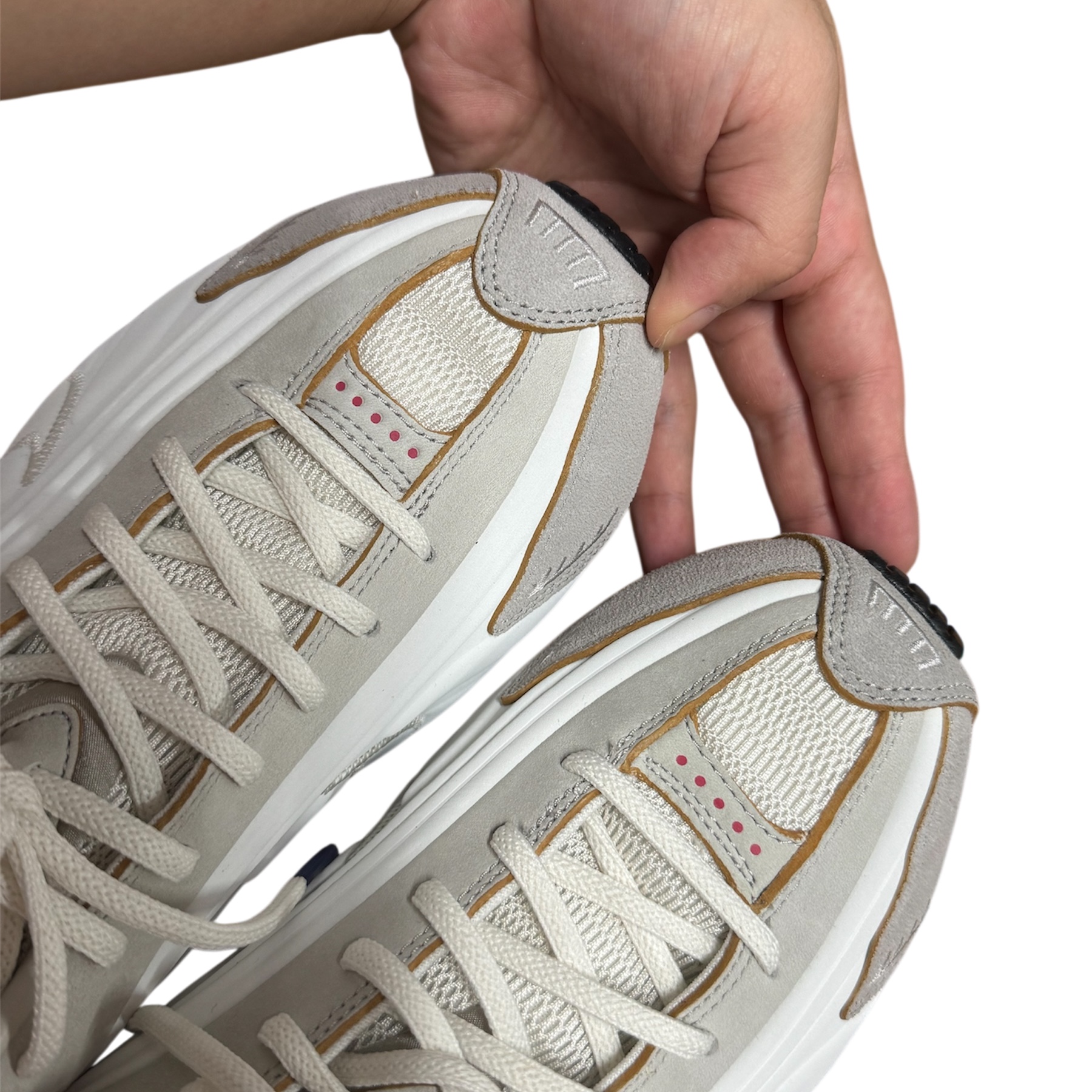 Nike Shox R4 PRM Light Iron Ore and Phantom 착용 스타일 - 1