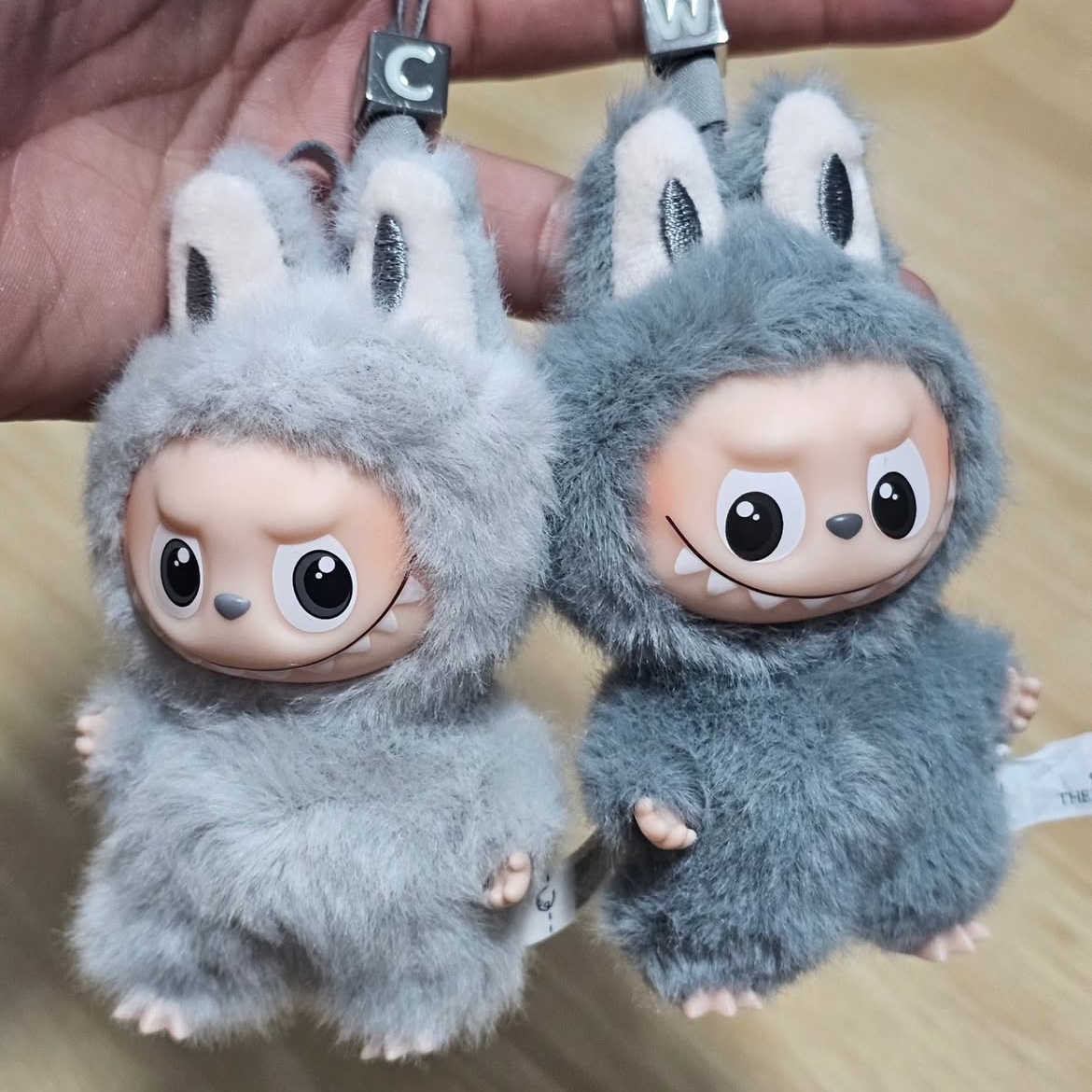 Pop Mart Labubu The Monsters Pin For Love Series Vinyl Plush Pendant (A-M) C (Opened Case), Pop Mart Labubu The Monsters Pin For Love Series Vinyl Plush Pendant (N-Z) W (Opened Case) 착용 스타일
