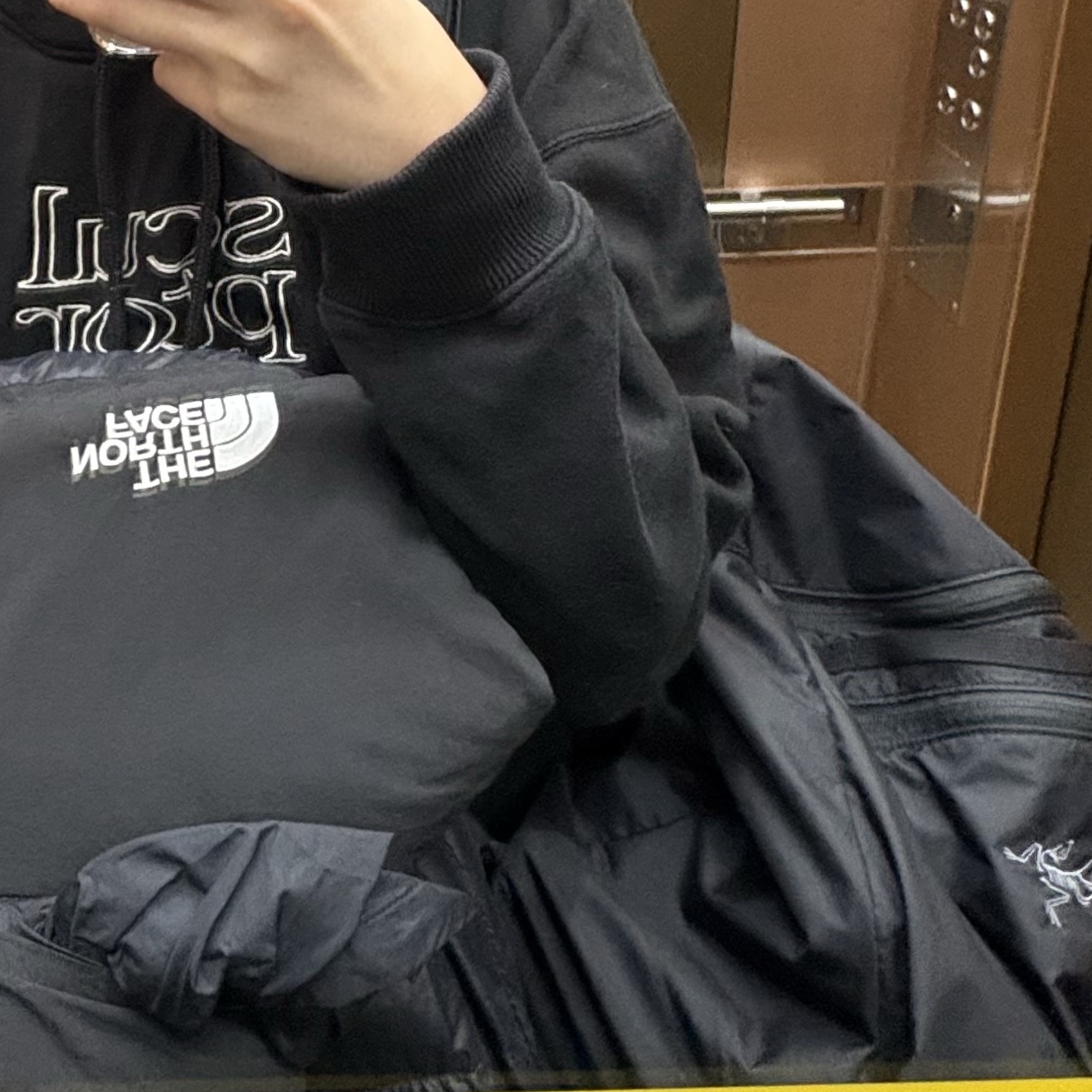 Arc'teryx Heliad 15 Backpack Black, The North Face Nuptse On Ball Vest Black 착용 스타일
