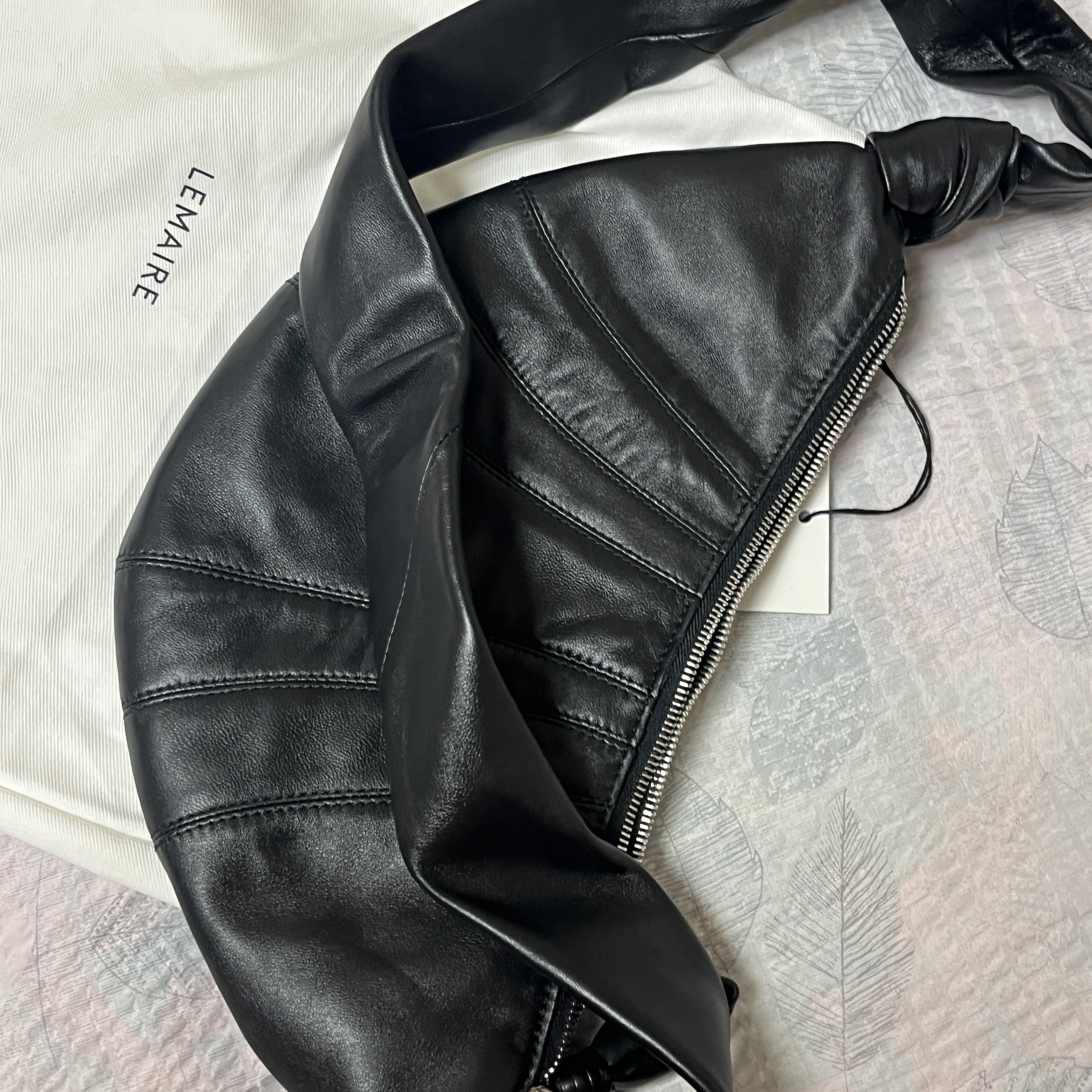 Lemaire Small Croissant Bag Soft Nappa Leather Black 착용 스타일