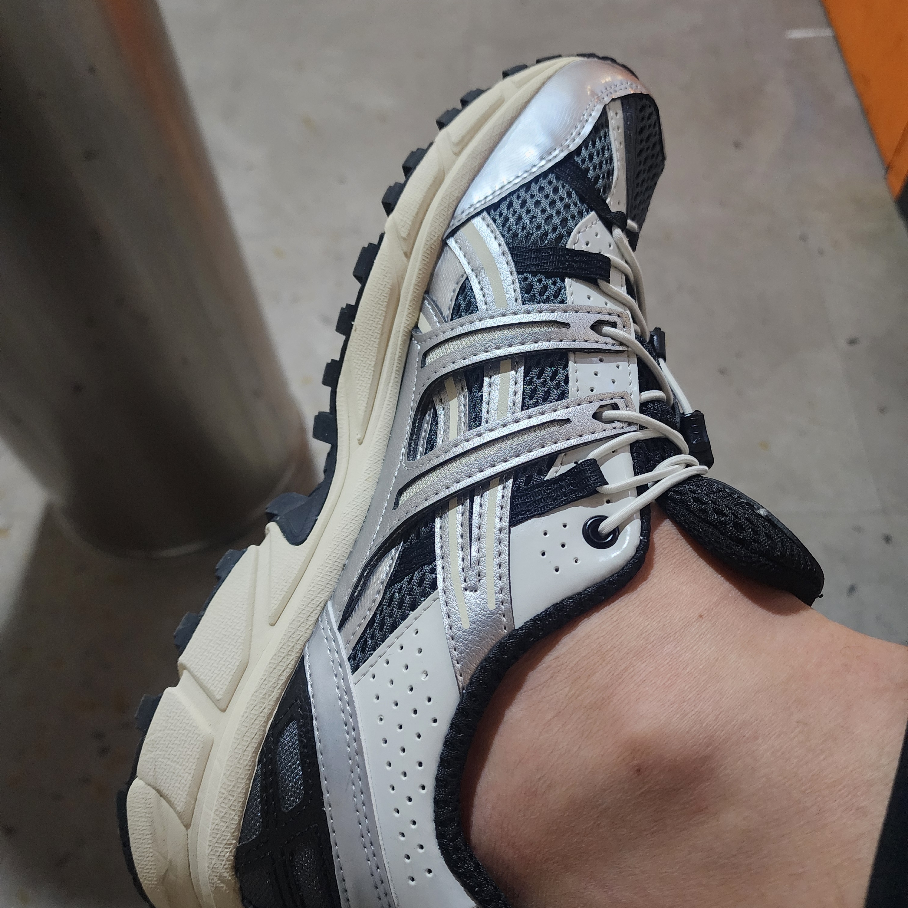 Asics Unlimited Gel-Sonoma 15-50 Steel Grey Pure Silver 착용 스타일
