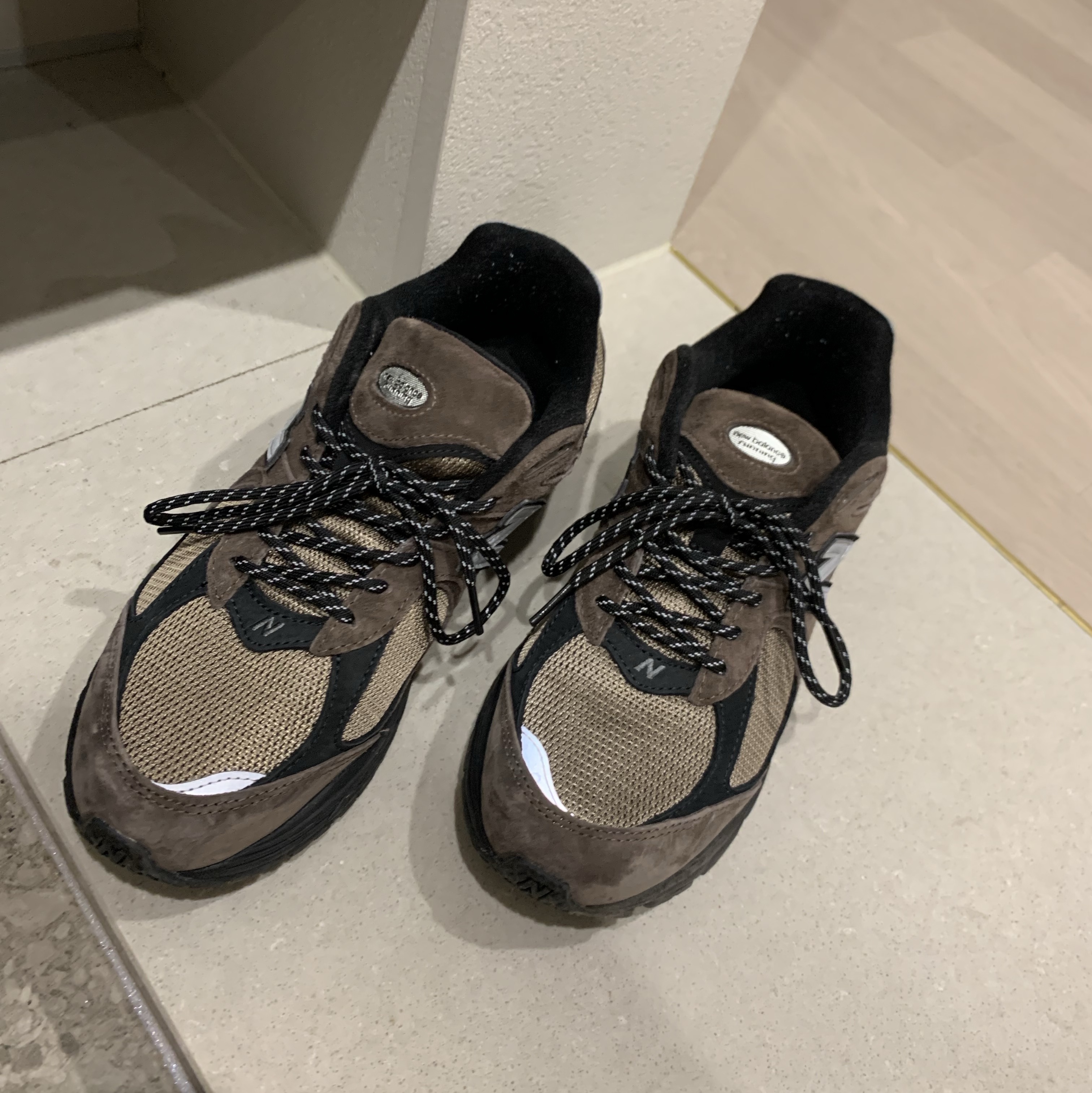 New Balance 2002R Brown Black 착용 스타일