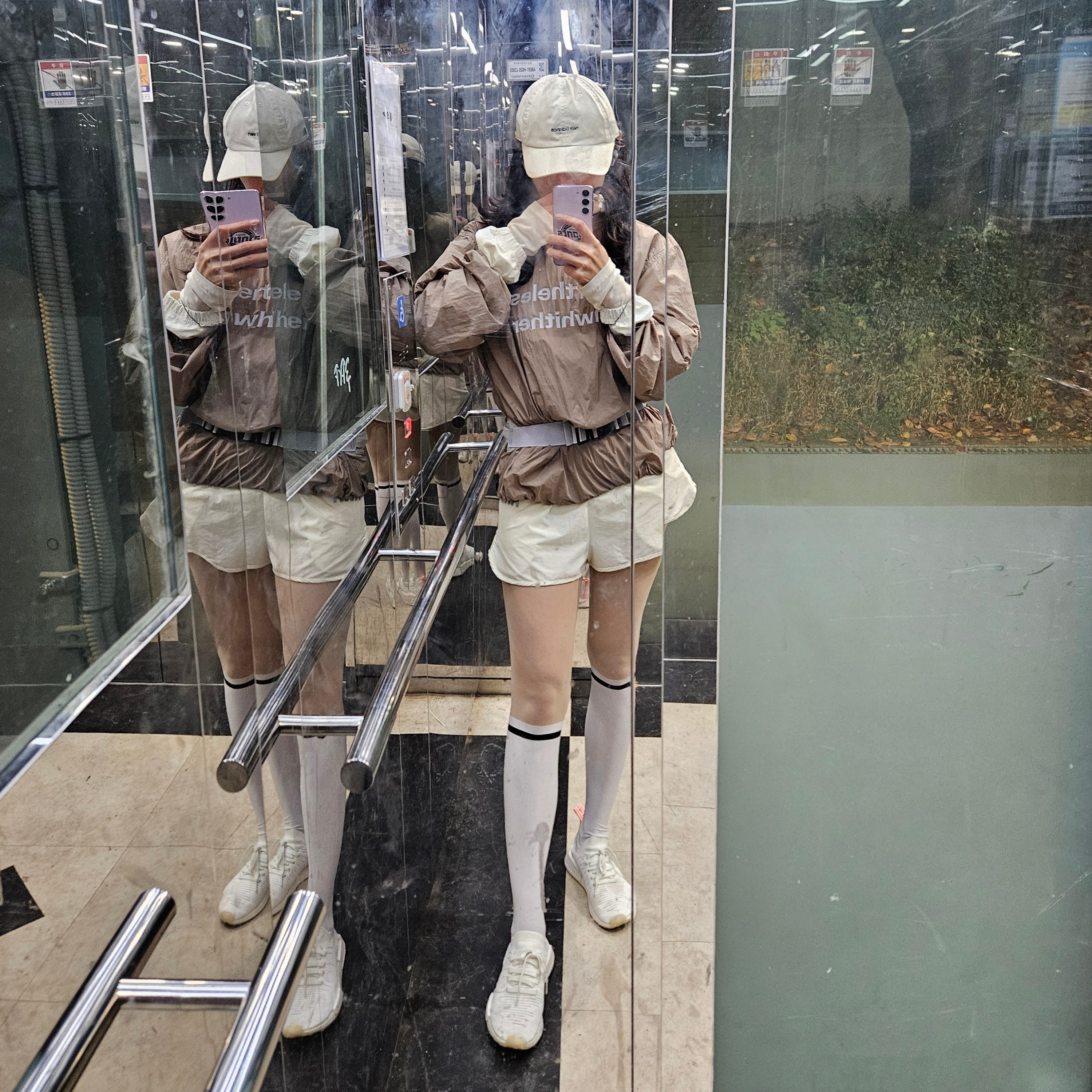 [KREAM 단독] runwhither Windbreaker MTM Brown, [KREAM 단독] runwhither 3inch Shorts Cream 착용 스타일 - 1