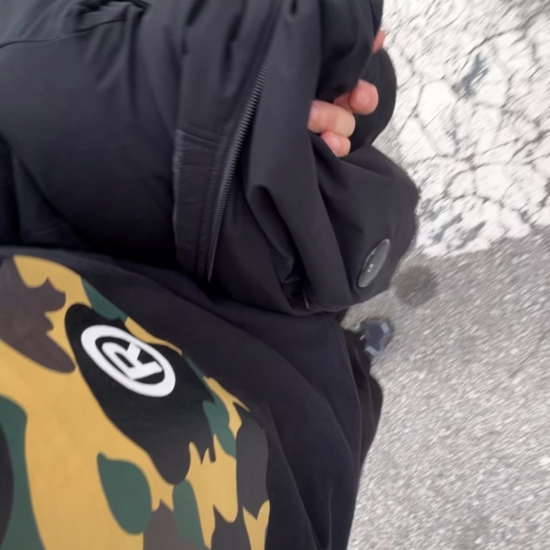 BAPE 1st Camo Big Ape Head L/S T-Shirt Black Yellow 착용 스타일