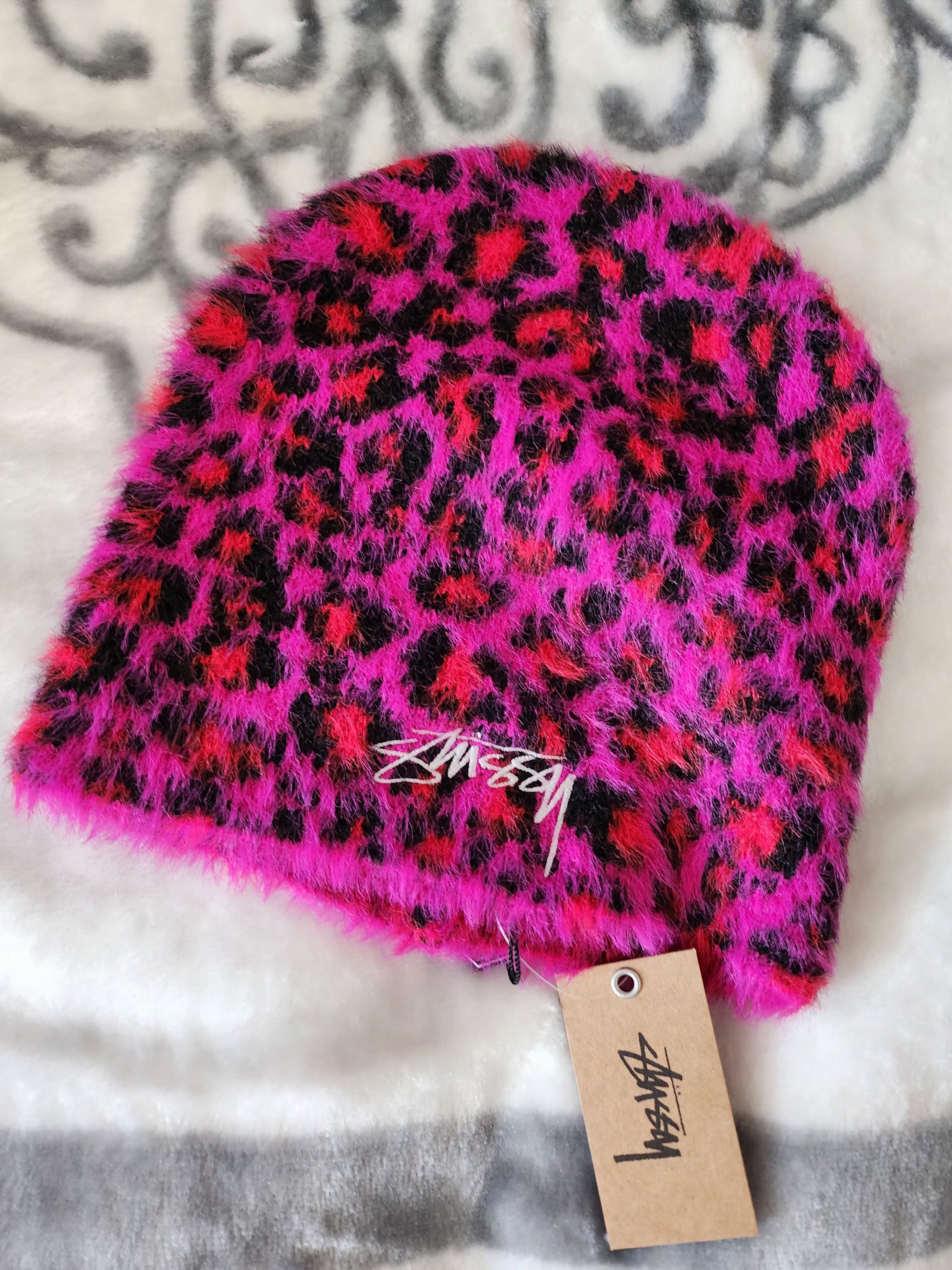 Stussy Skullcap Leopard Pink 착용 스타일