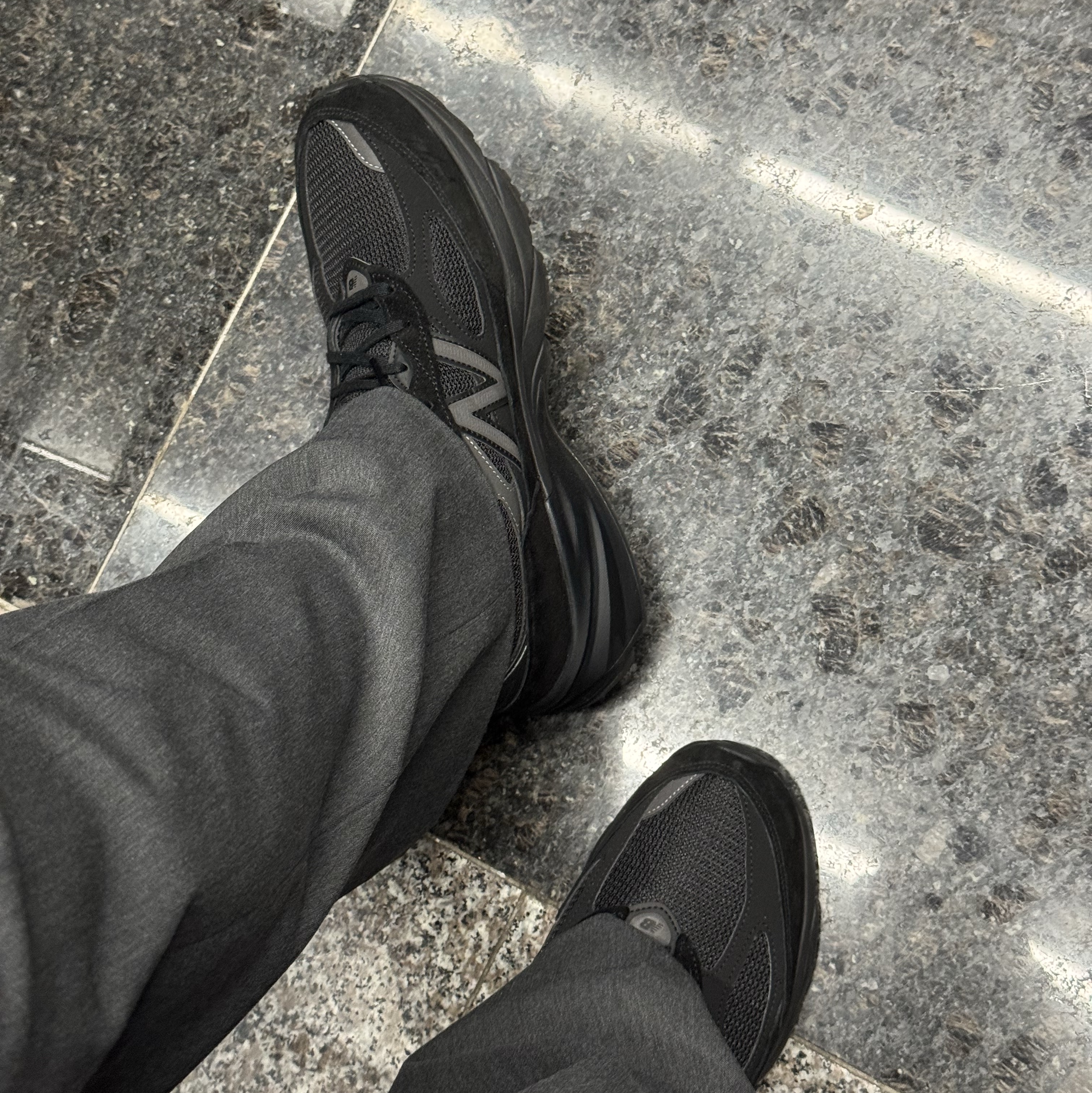 New Balance 990v6 Made in USA Triple Black - D Standard 착용 스타일 - 3