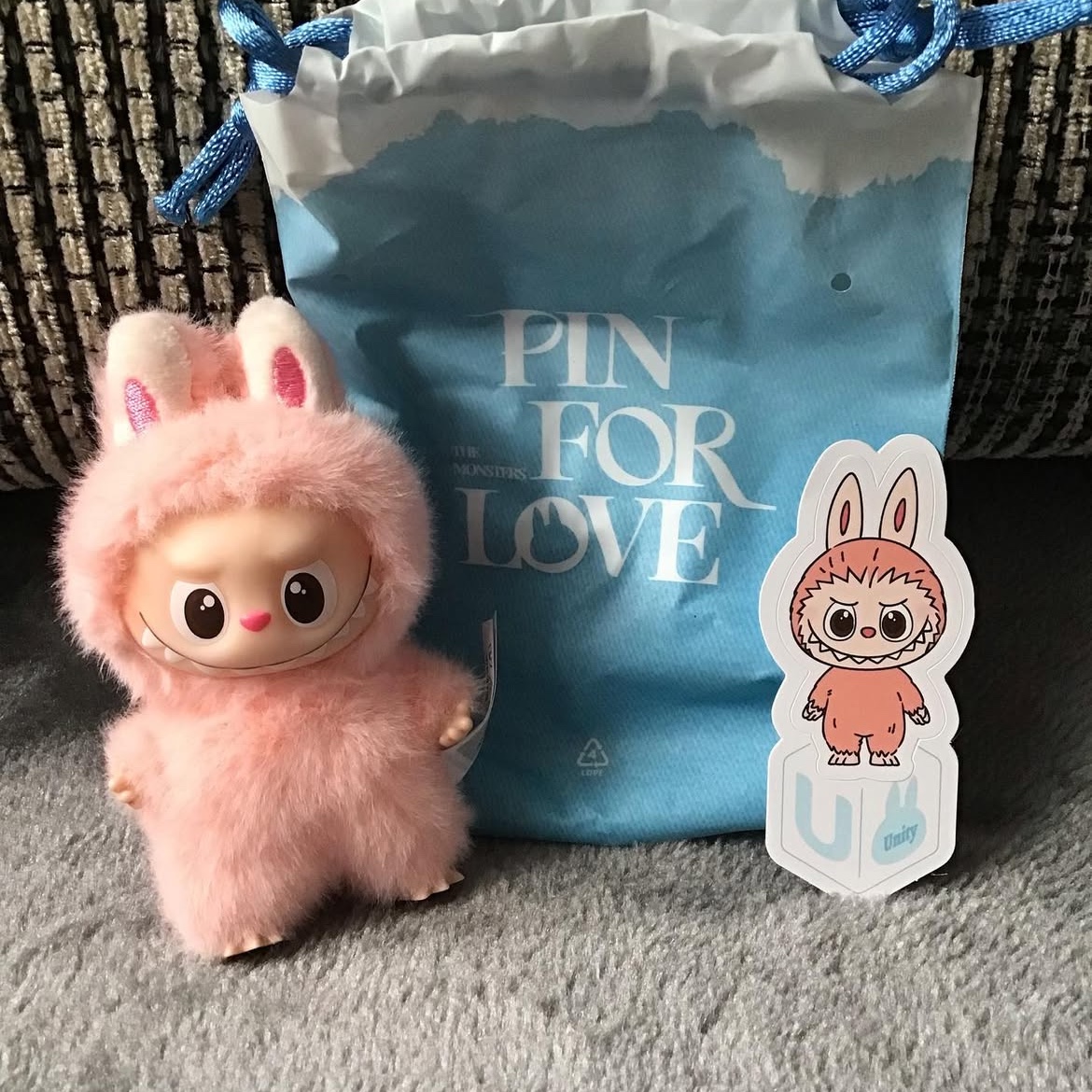Pop Mart Labubu The Monsters Pin For Love Series Vinyl Plush Pendant (N-Z) U (Opened Case) 착용 스타일
