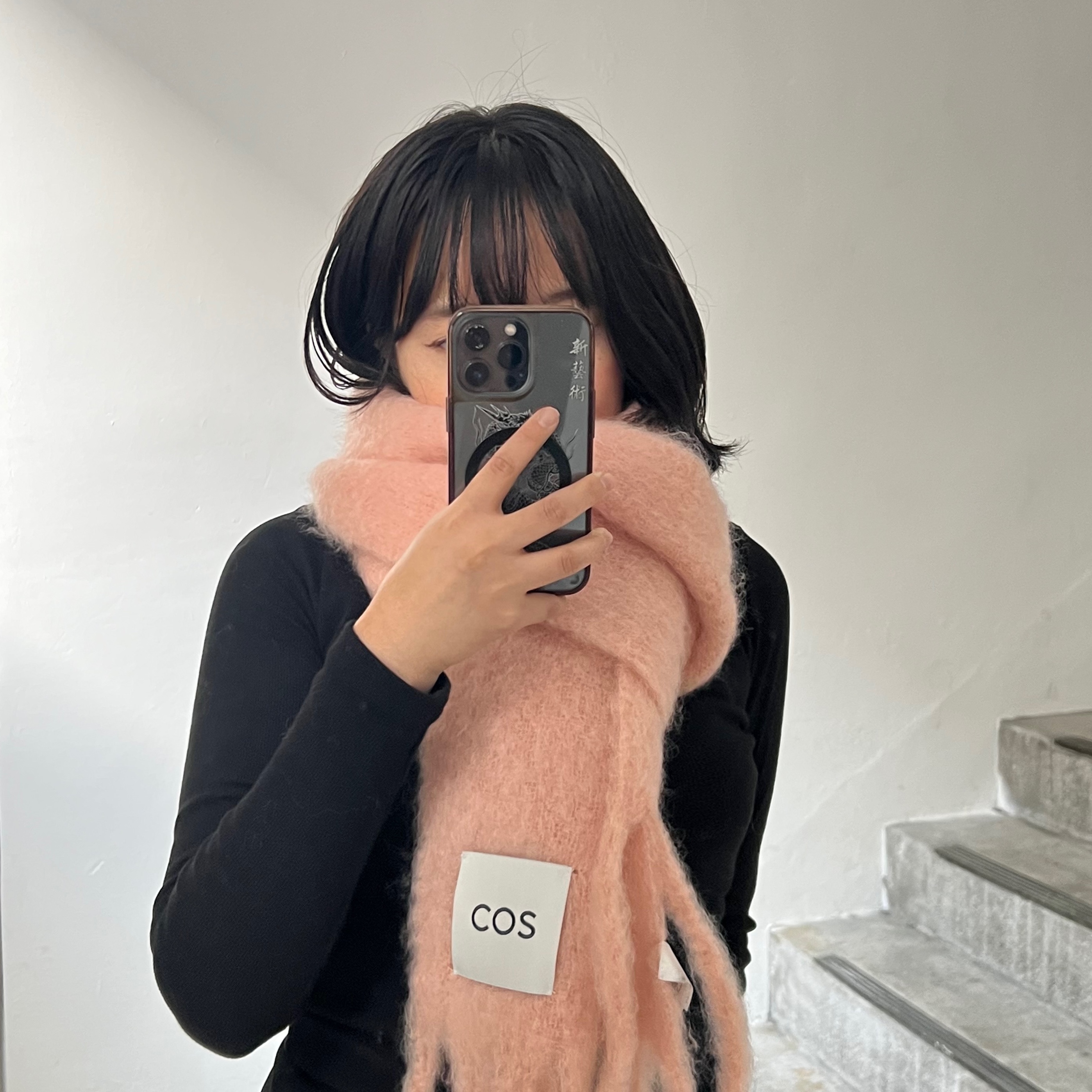 COS Fringe Brushed Mohair Muffler Apricot 착용 스타일 - 1