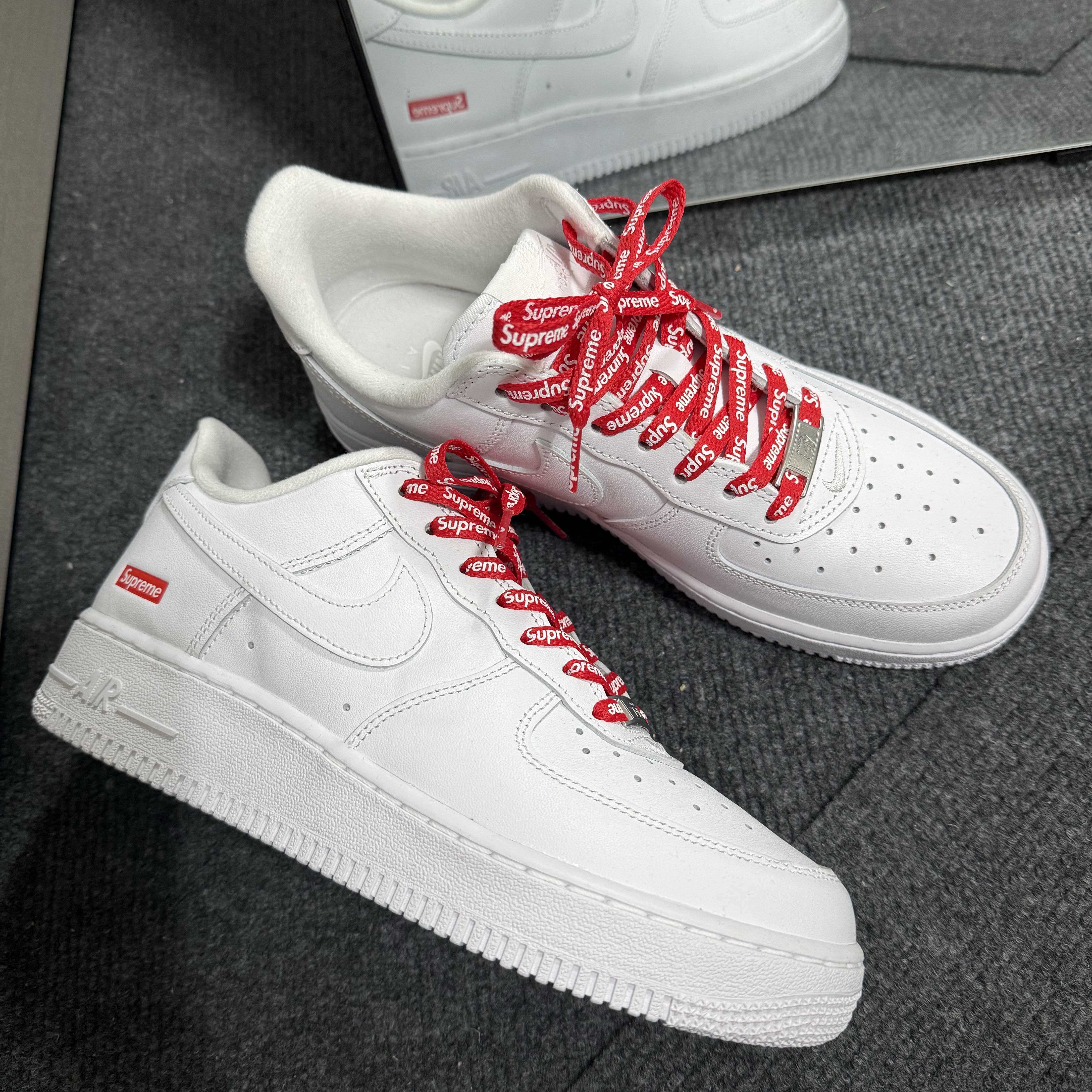 Nike x Supreme Air Force 1 Low White 착용 스타일 - 4