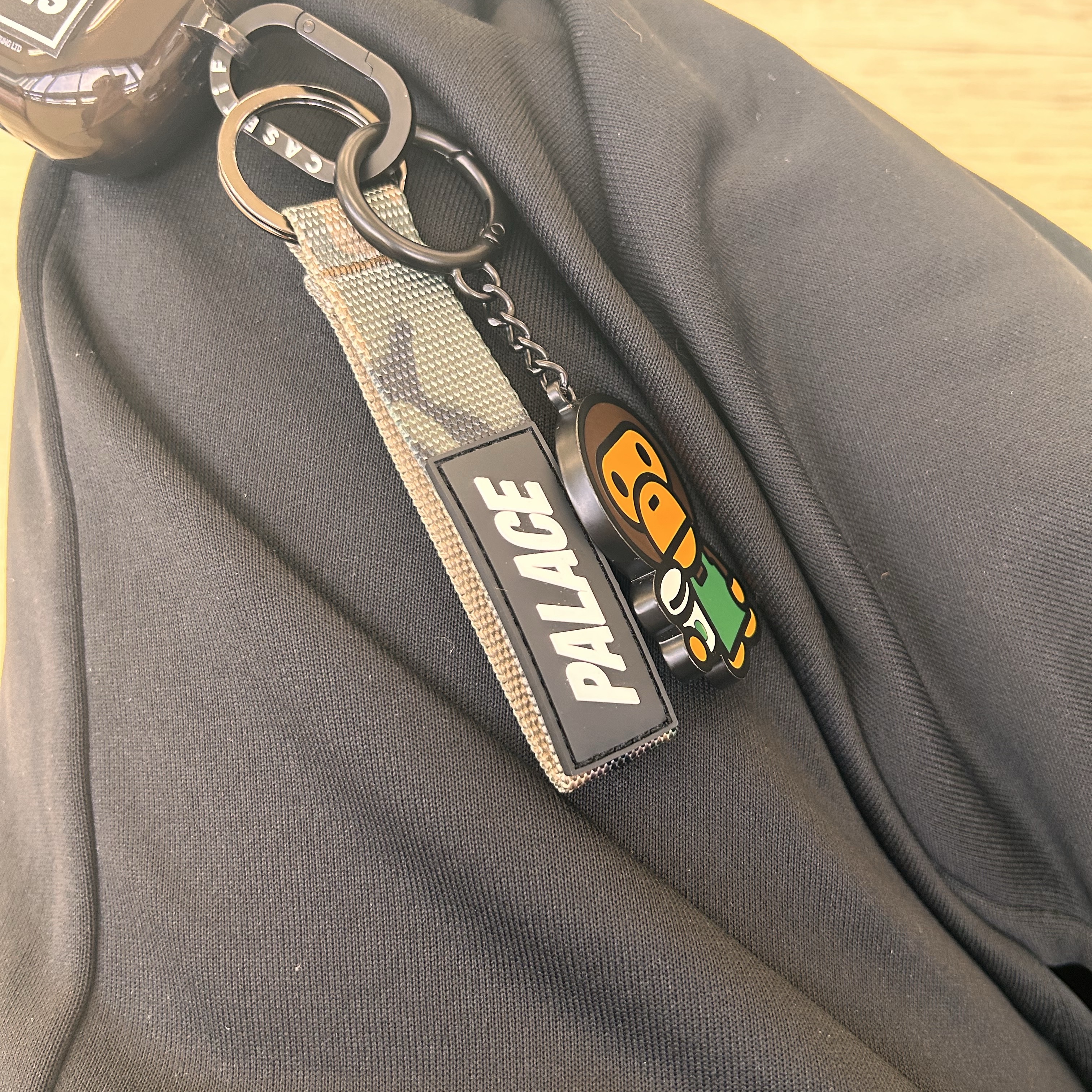 Palace Webbing Keyring Camo - 24FW, Starbucks x BAPE Baby Milo Keychain 착용 스타일