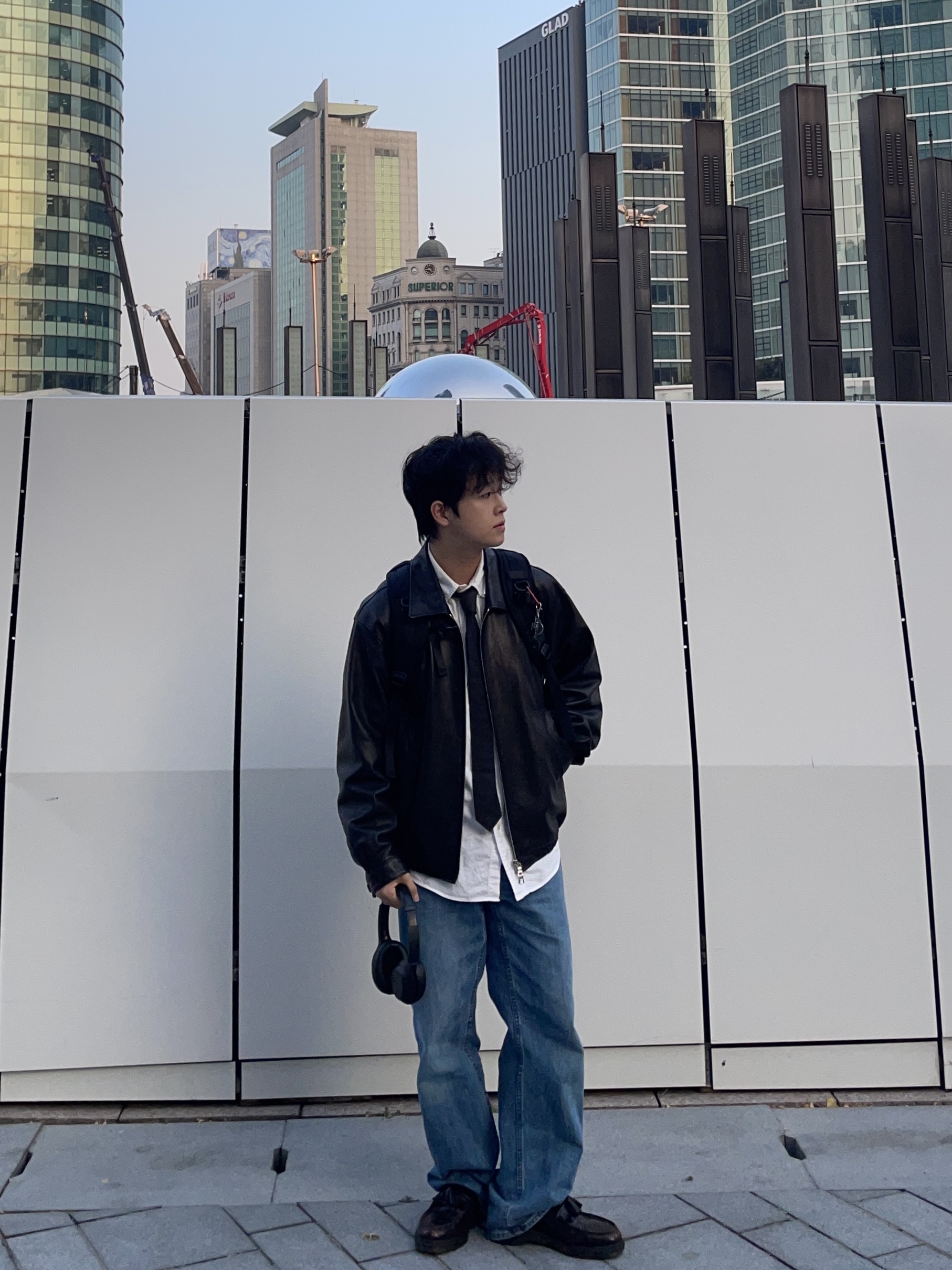 Uniqlo x JW Anderson Straight Jean Blue - KR, NewJeans x Murakami Metal Keyring Flower 착용 스타일