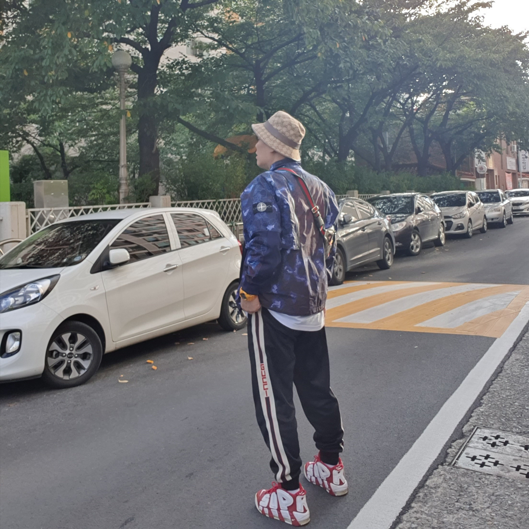 Gucci GG Canvas Bucket Hat with Double G Beige Brown, Nike x Supreme Air More Uptempo Suptempo Red 착용 스타일