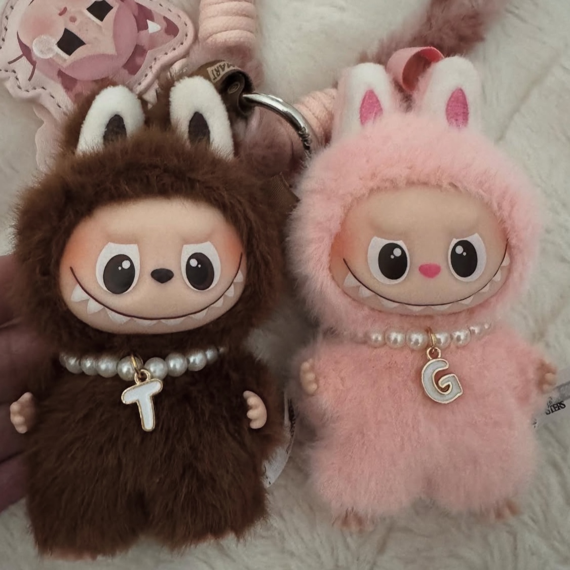 Pop Mart Labubu The Monsters Pin For Love Series Vinyl Plush Pendant (N-Z) U (Opened Case), Pop Mart Labubu The Monsters Pin For Love Series Vinyl Plush Pendant (A-M) L (Opened Case) 착용 스타일