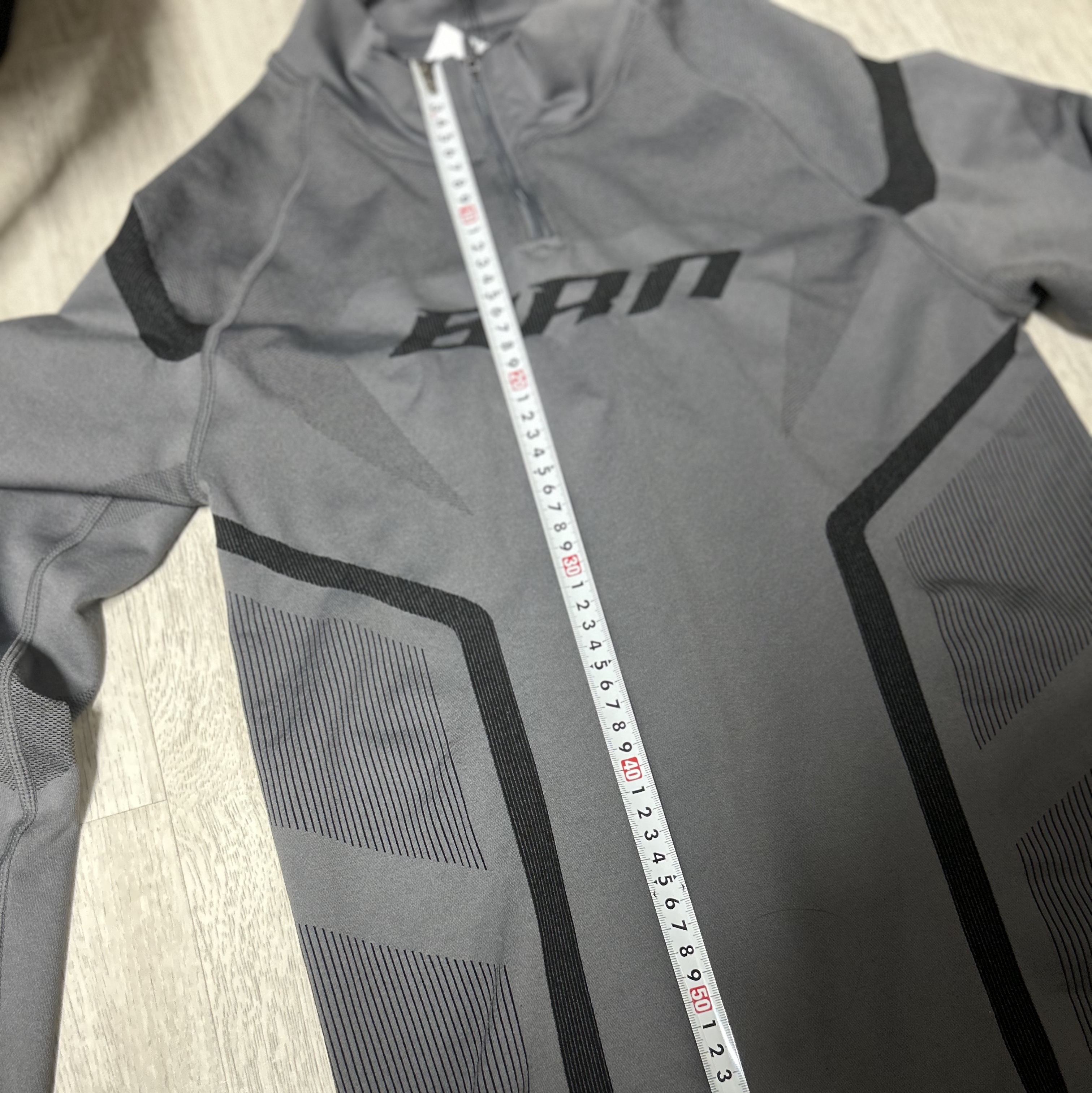 BORN TO WIN BRN Eclipse Seamless Half Zip Up Long Sleeve Charcoal 착용 스타일