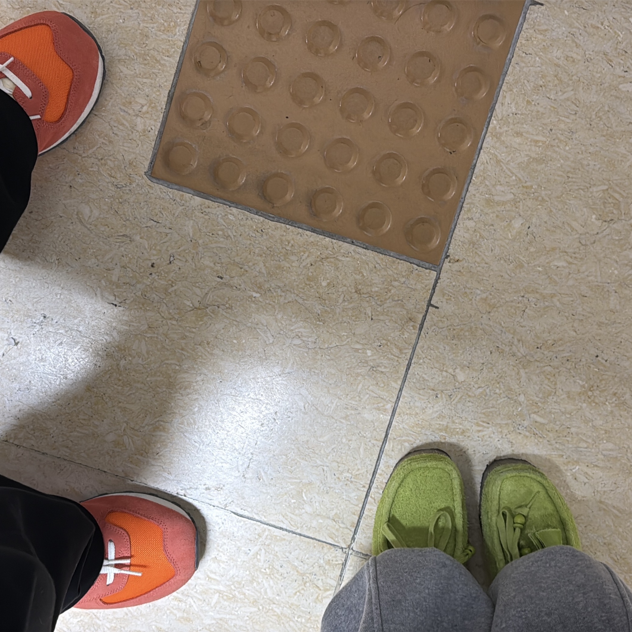New Balance 574 Orange Grey 착용 스타일