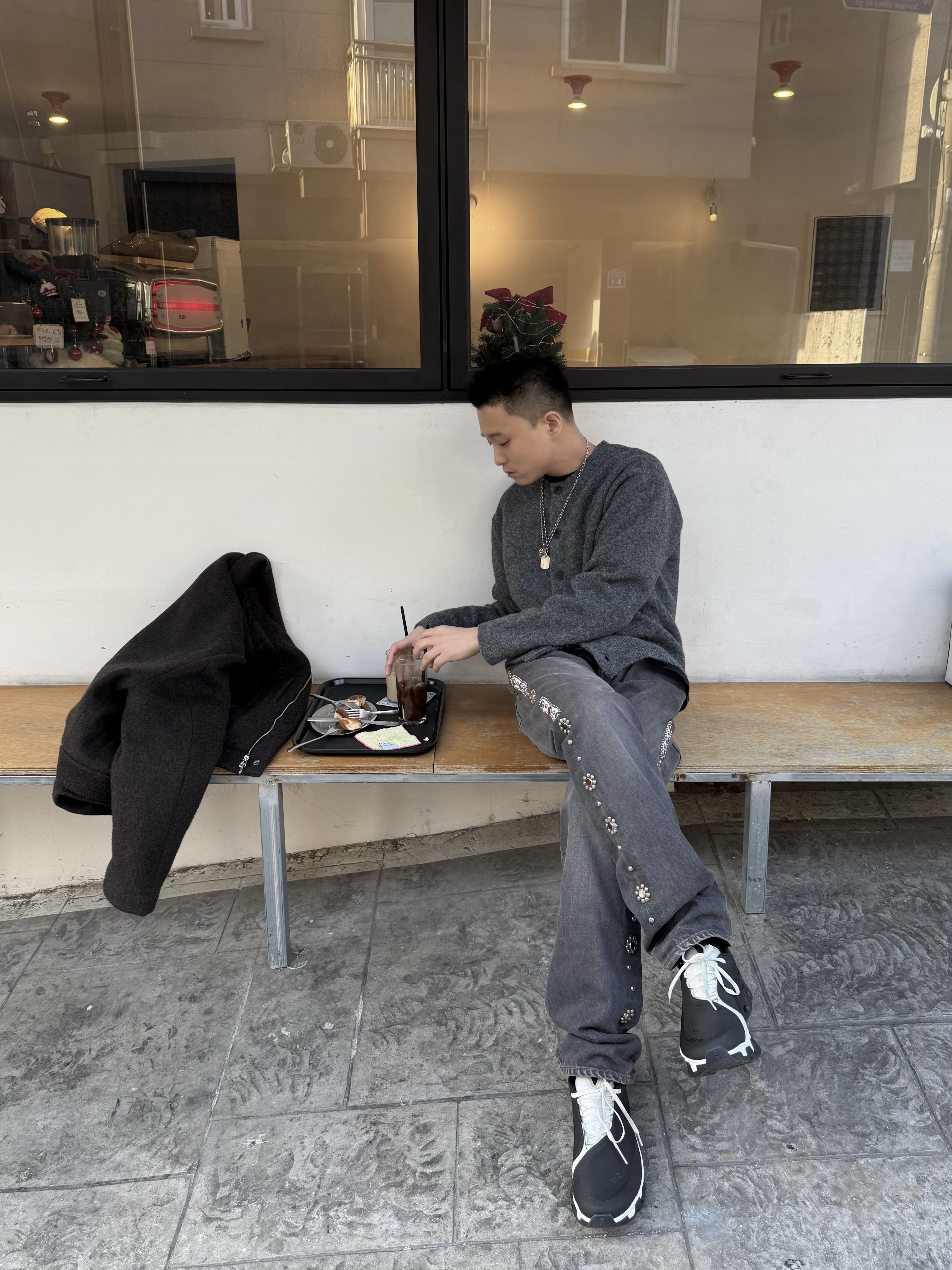 On Running x Post Archive Faction (Paf) Cloudmonster Hyper Black, Kapital 14 oz. Denim 5P Monkey Cisco Gemstone Pants Black 착용 스타일 - 1
