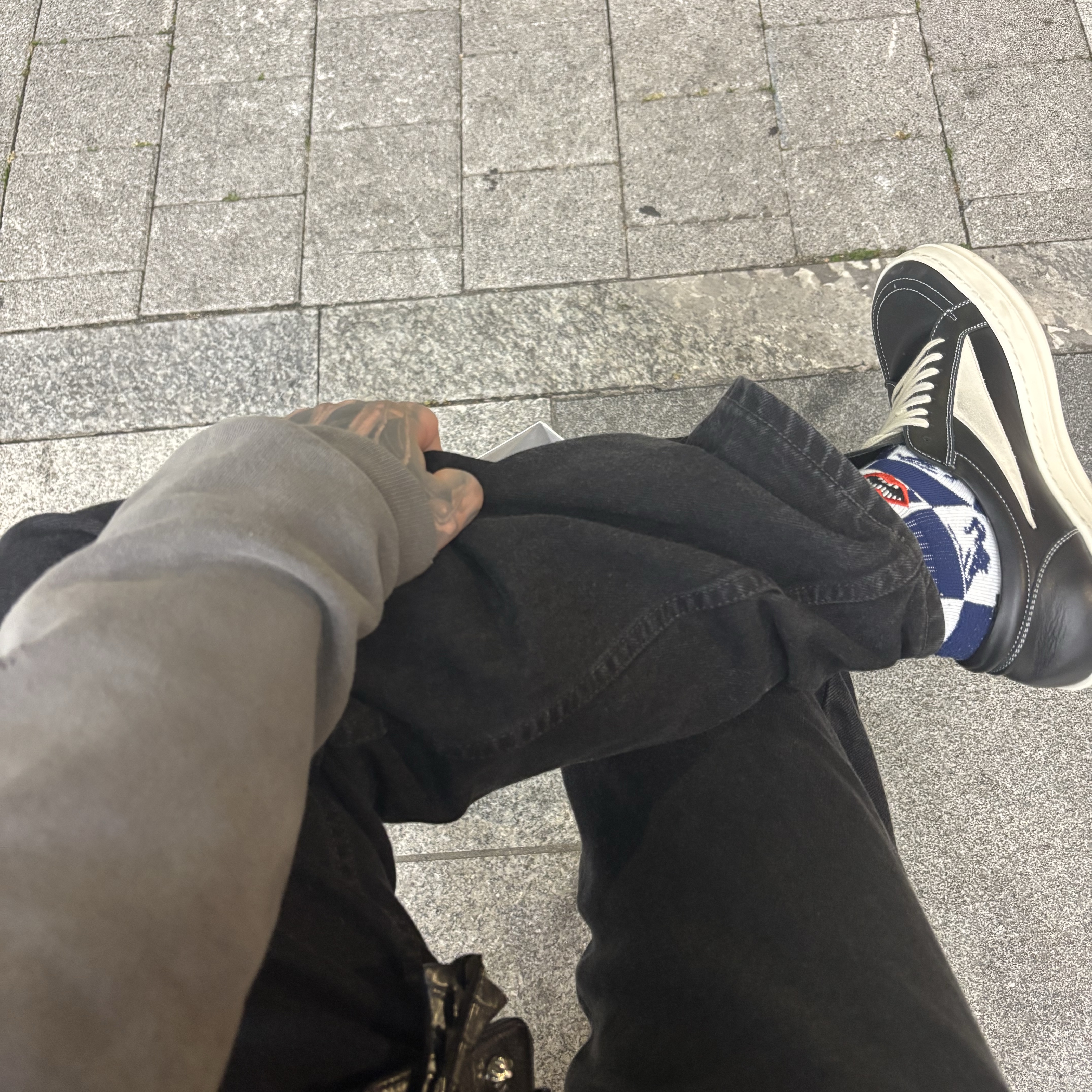 Saint Mxxxxxx Zip Parka Damage Black, Rick Owens Luxor Vintage Sneakers Black Milk 착용 스타일 - 1