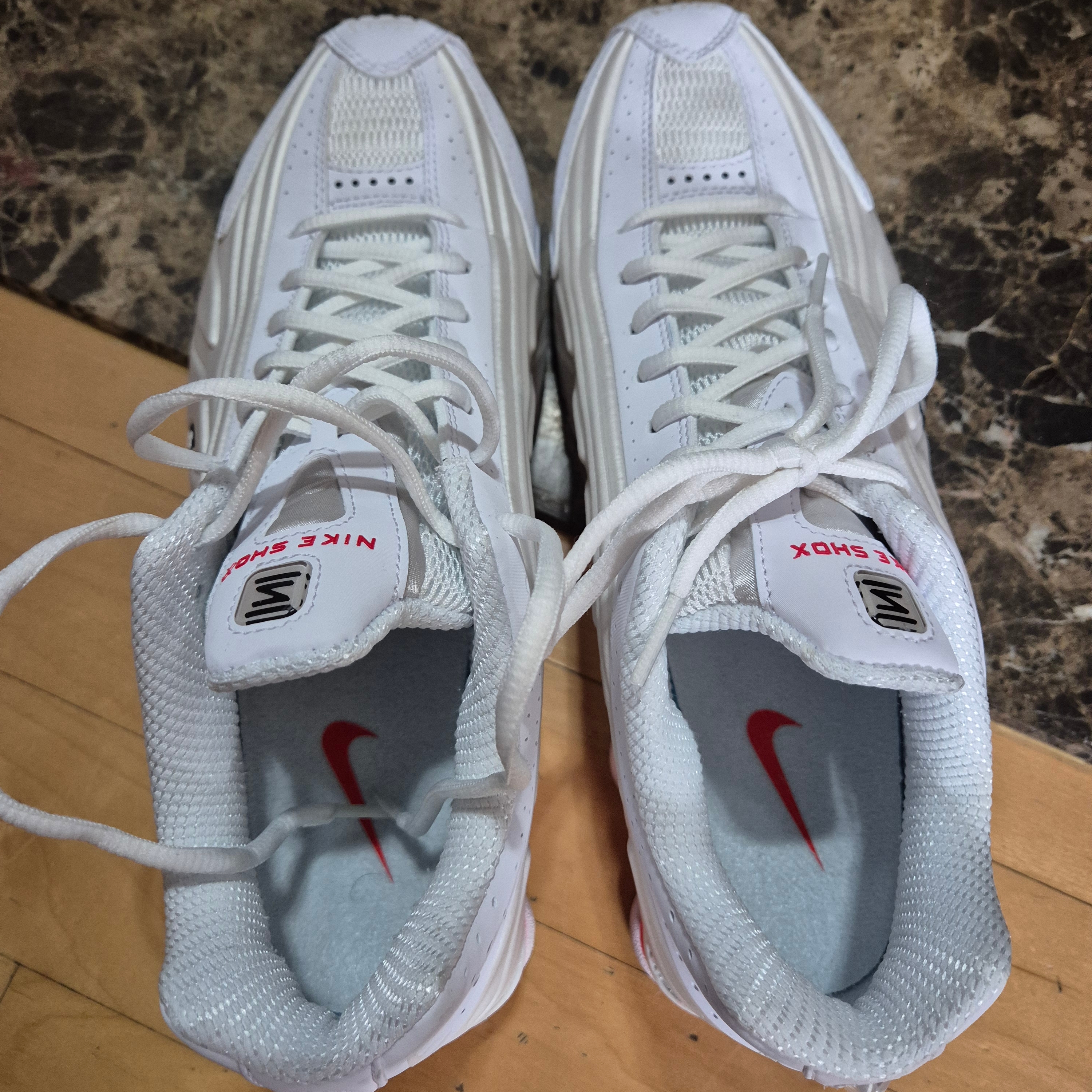 (W) Nike Shox R4 White Phantom 착용 스타일