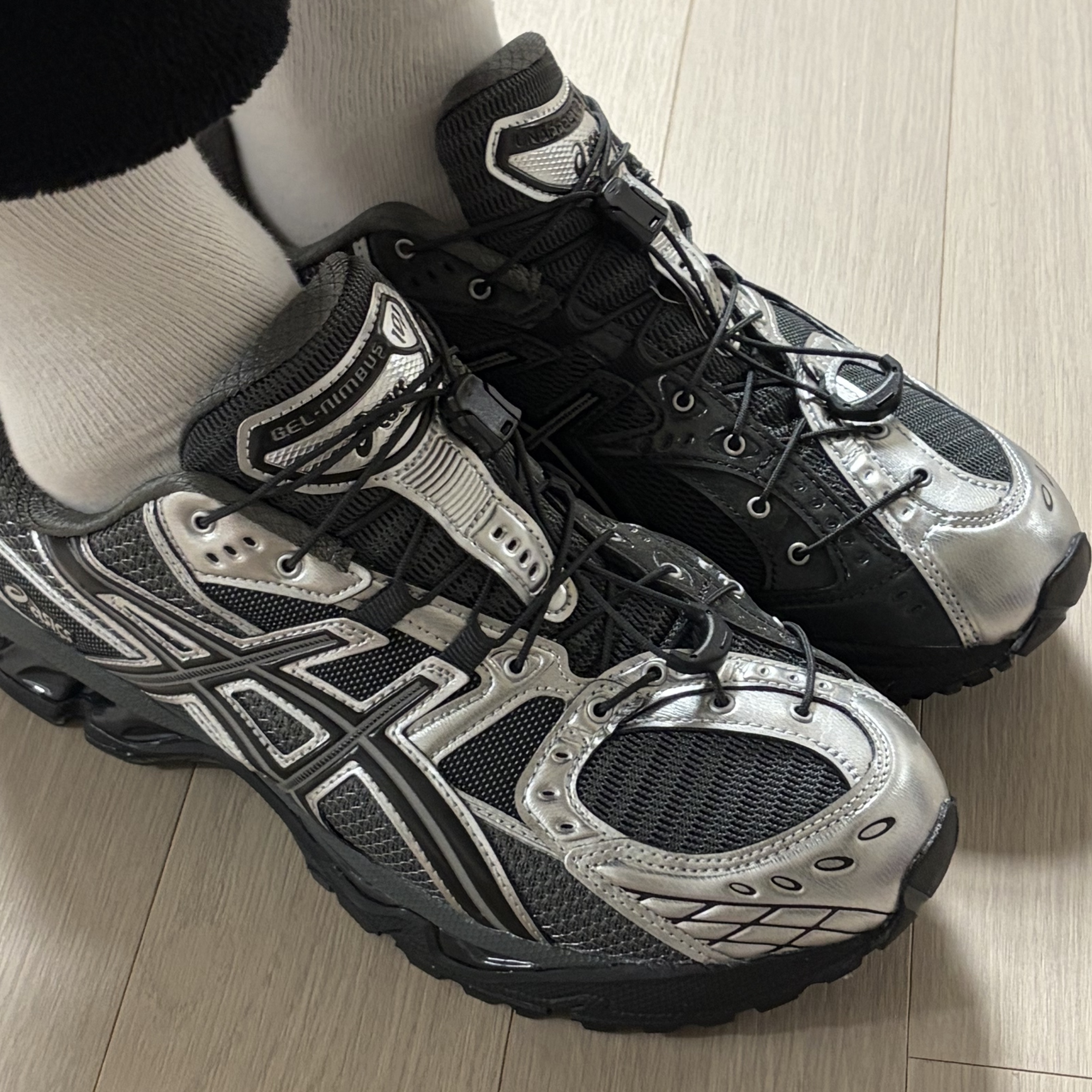 Asics x Unaffected Gel-Nimbus 10.1 Silver Black 착용 스타일